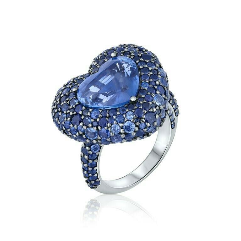 Fabulous 6.77 carat heart-shaped blue sapphire set in 6.27 carat of blue sapphires in white gold

