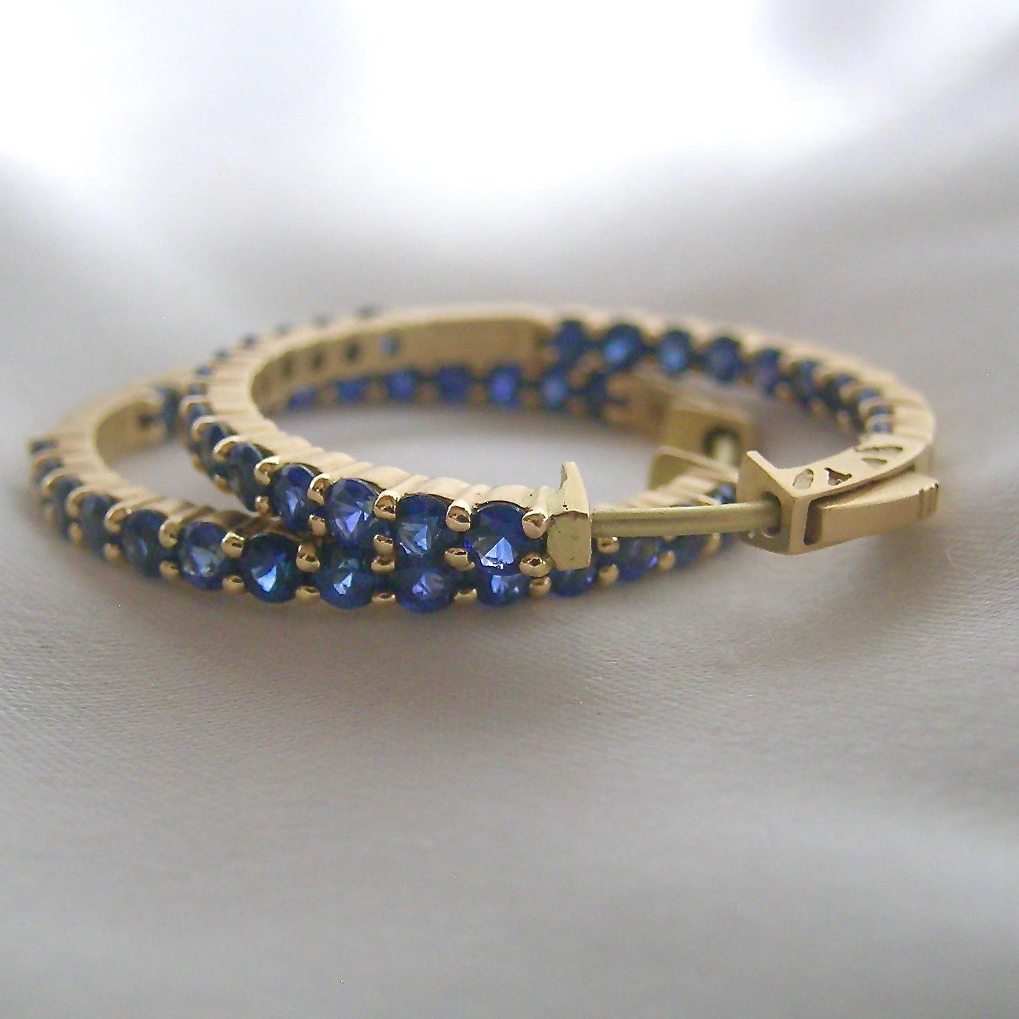 Modern Blue Sapphire Hoop Earrings w/ 18k Gold For Sale