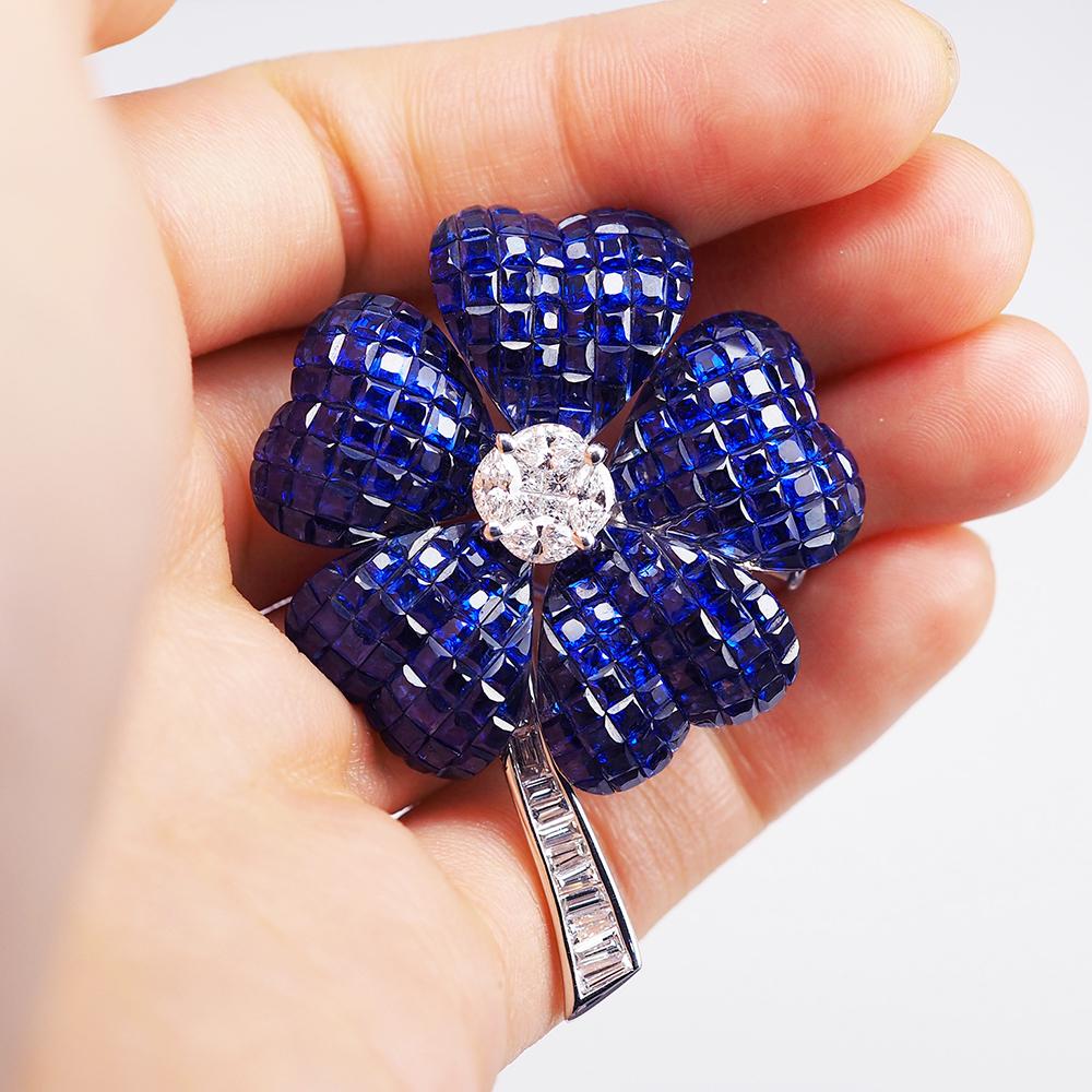18 Karat Weißgold Blauer Saphir Diamant Unsichtbare Blume Brosche (Moderne) im Angebot