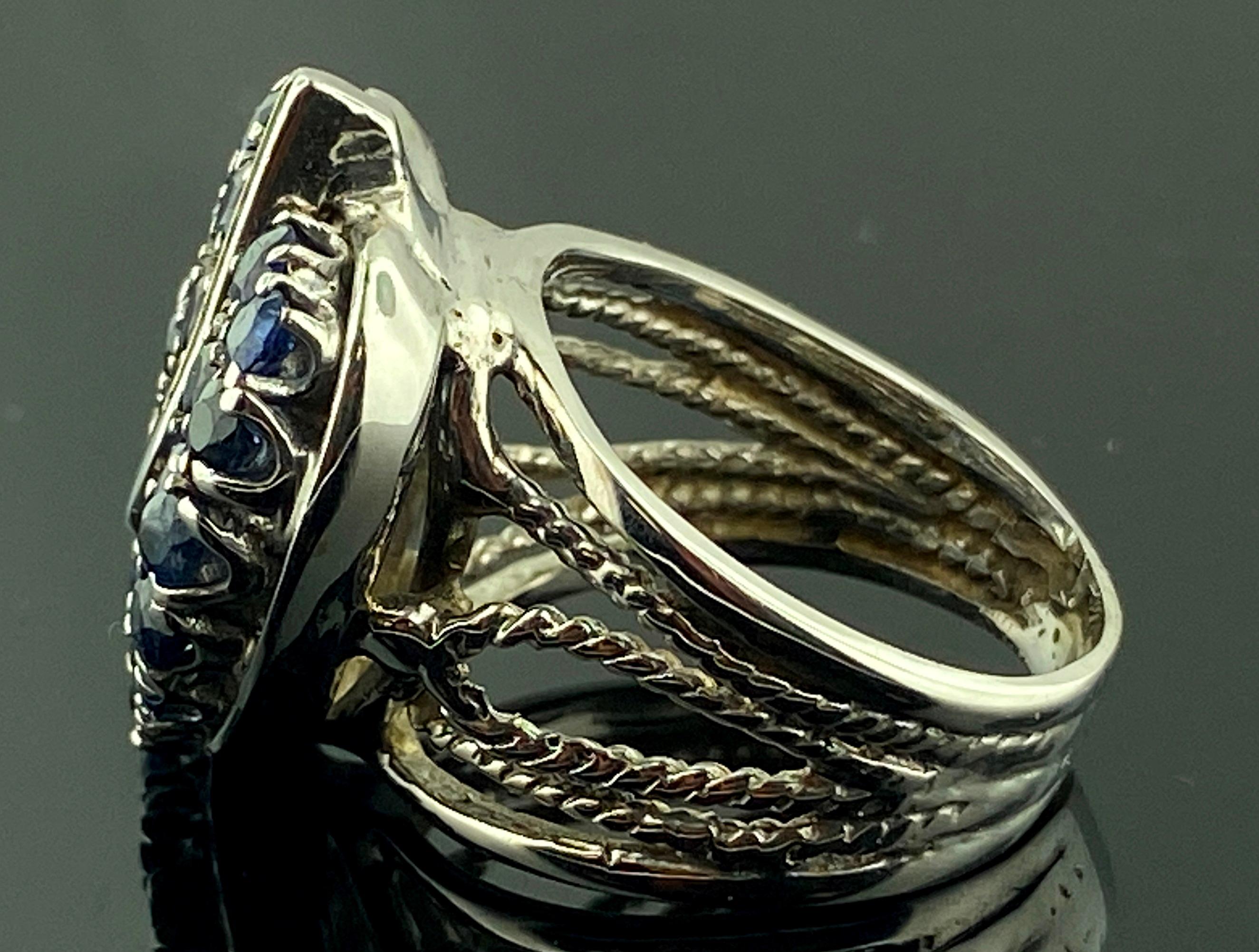 Blue Sapphire Leaf Ring with Diamonds in 14 Karat White Gold In Excellent Condition In Palm Desert, CA