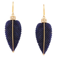 Orecchino con zaffiro blu a forma di foglia e diamante in oro giallo 18 carati