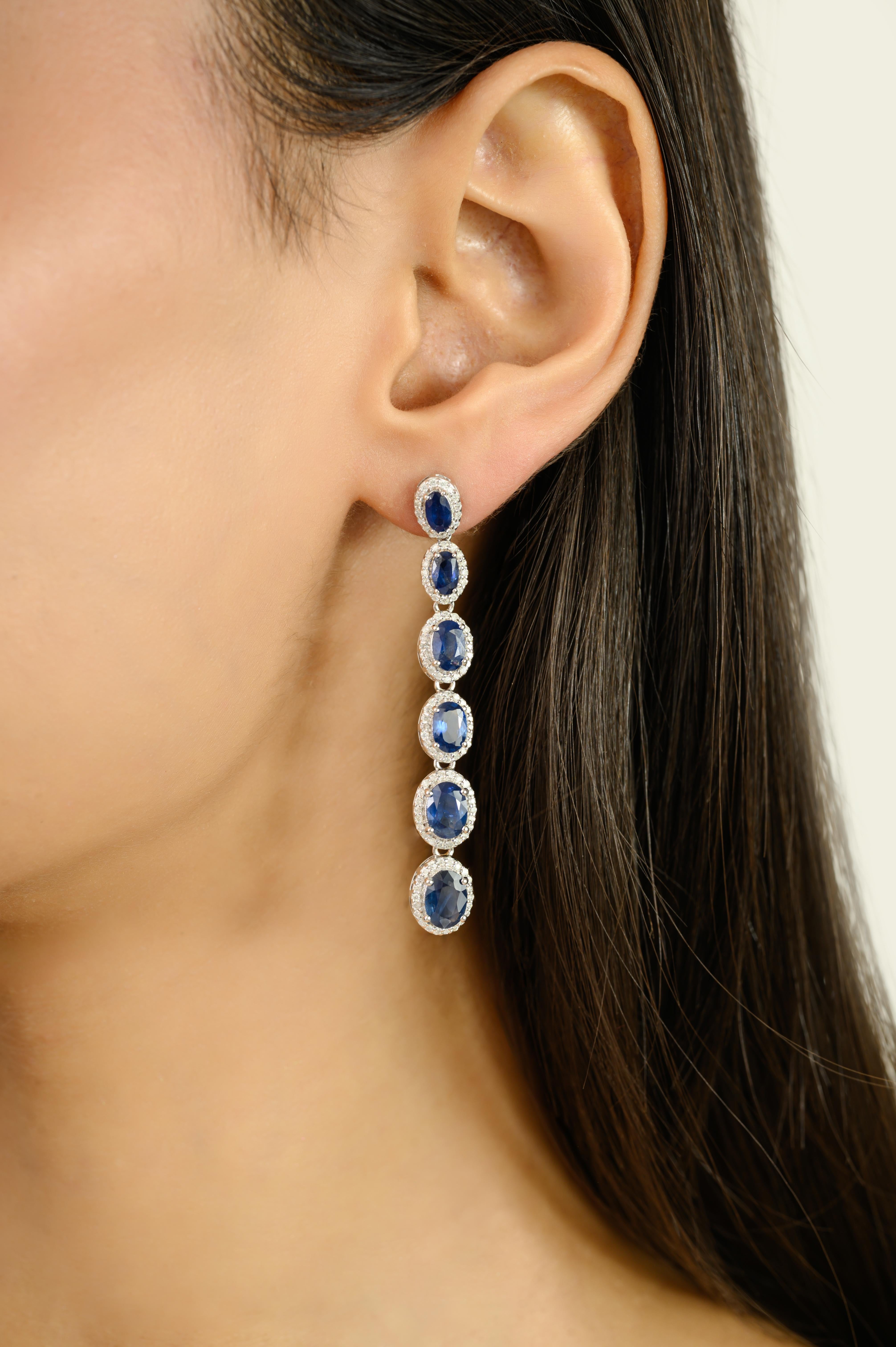 Orecchini lunghi con zaffiro blu e diamanti a raggiera per lei in oro bianco 14k in vendita 2