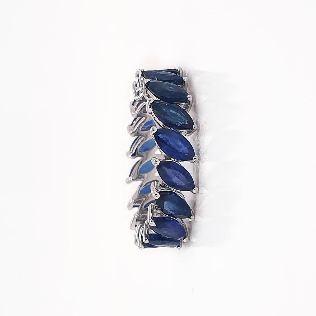 Pierre :  Saphir bleu
Type : Naturel
Poids de la bague- 3.55 gms
Forme : Marquise
Poids : 4.57 Carats
Métal : Or blanc
Amélioration : Chauffage

Le poids des pierres et le poids de l'or varient de 5 à 10 % selon la taille de la bague.