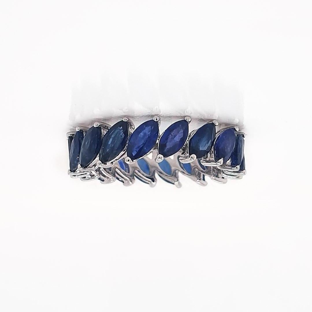 Moderne Bague marquise en or 14 carats avec saphirs bleus en vente