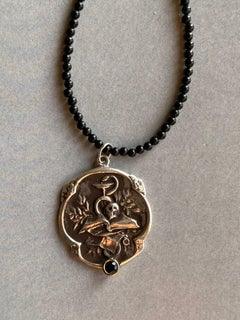 J Dauphin, collier médaillon Memento Mori avec pendentif en diamant noir et perles de spinelle d'argent