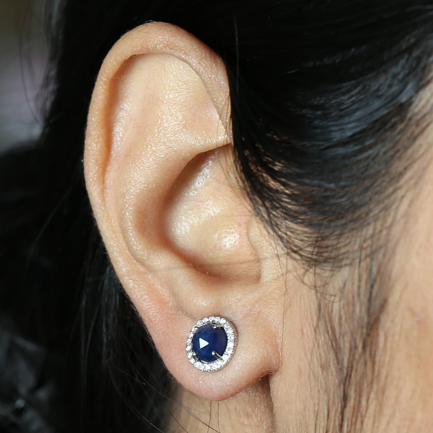 18KT: 2,591 g,
Diamante: 0,19ct, 
Sapphire:2.79ct,