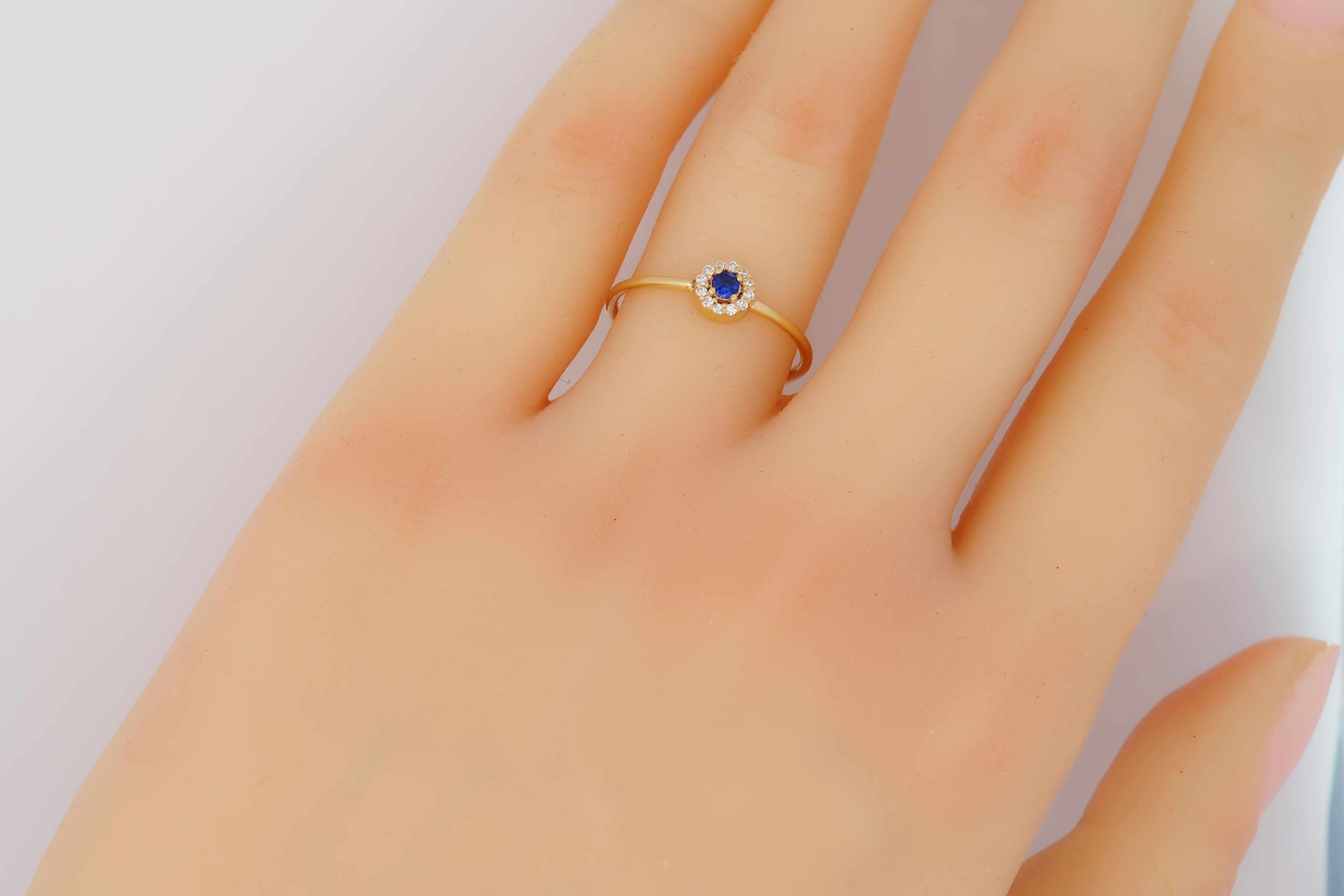 in vendita:  Anello con zaffiro blu e moissaniti con alone in oro 14k 5