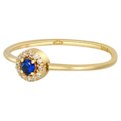 Anello con zaffiro blu e moissaniti con alone in oro 14k