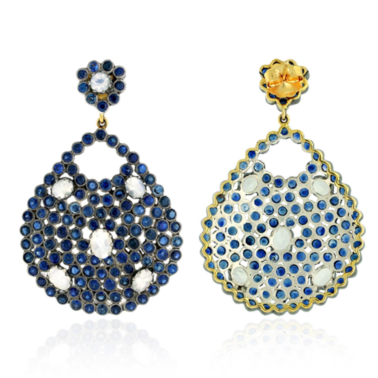 Art Déco Orecchini pendenti con zaffiro blu e pietra di luna, con diamanti in oro giallo 14k in vendita