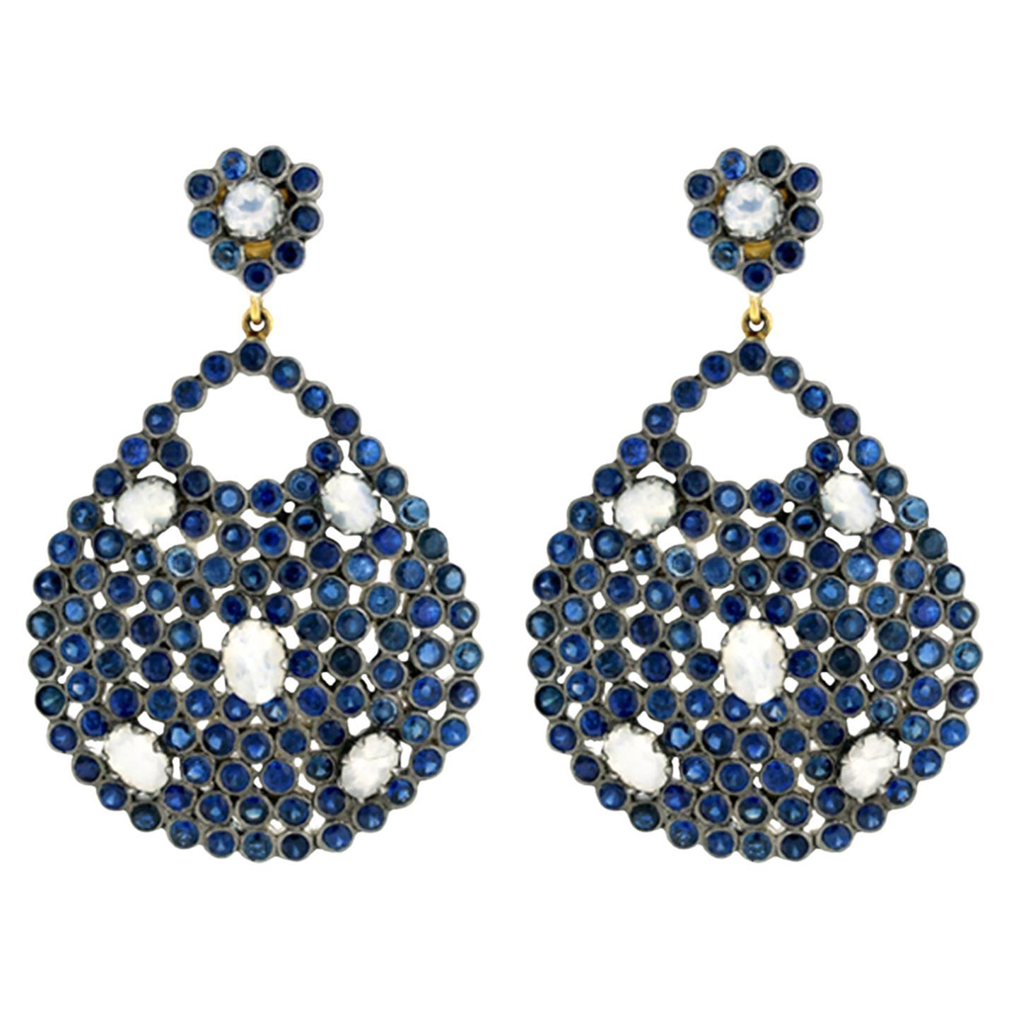 Orecchini pendenti con zaffiro blu e pietra di luna, con diamanti in oro giallo 14k