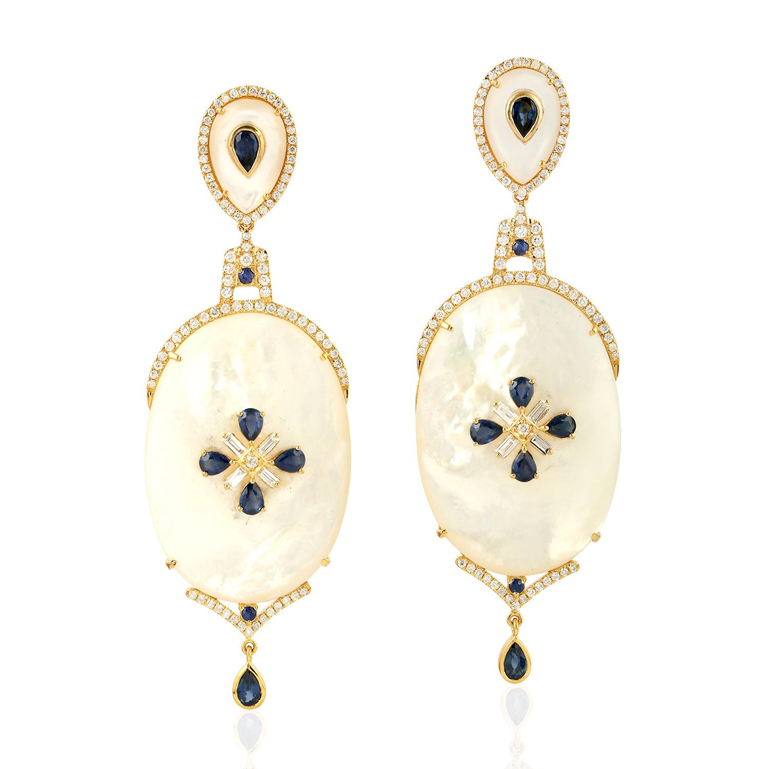 Taglio misto Orecchini in oro 18 carati con zaffiro blu e madreperla e diamante in vendita