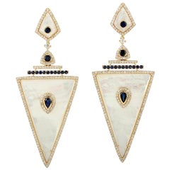 Boucles d'oreilles en or 18 carats avec saphir bleu, nacre et diamant