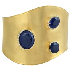 Manschettenarmband mit blauem Saphir und Diamanten aus 18 Karat Gelbgold mit Diamanten