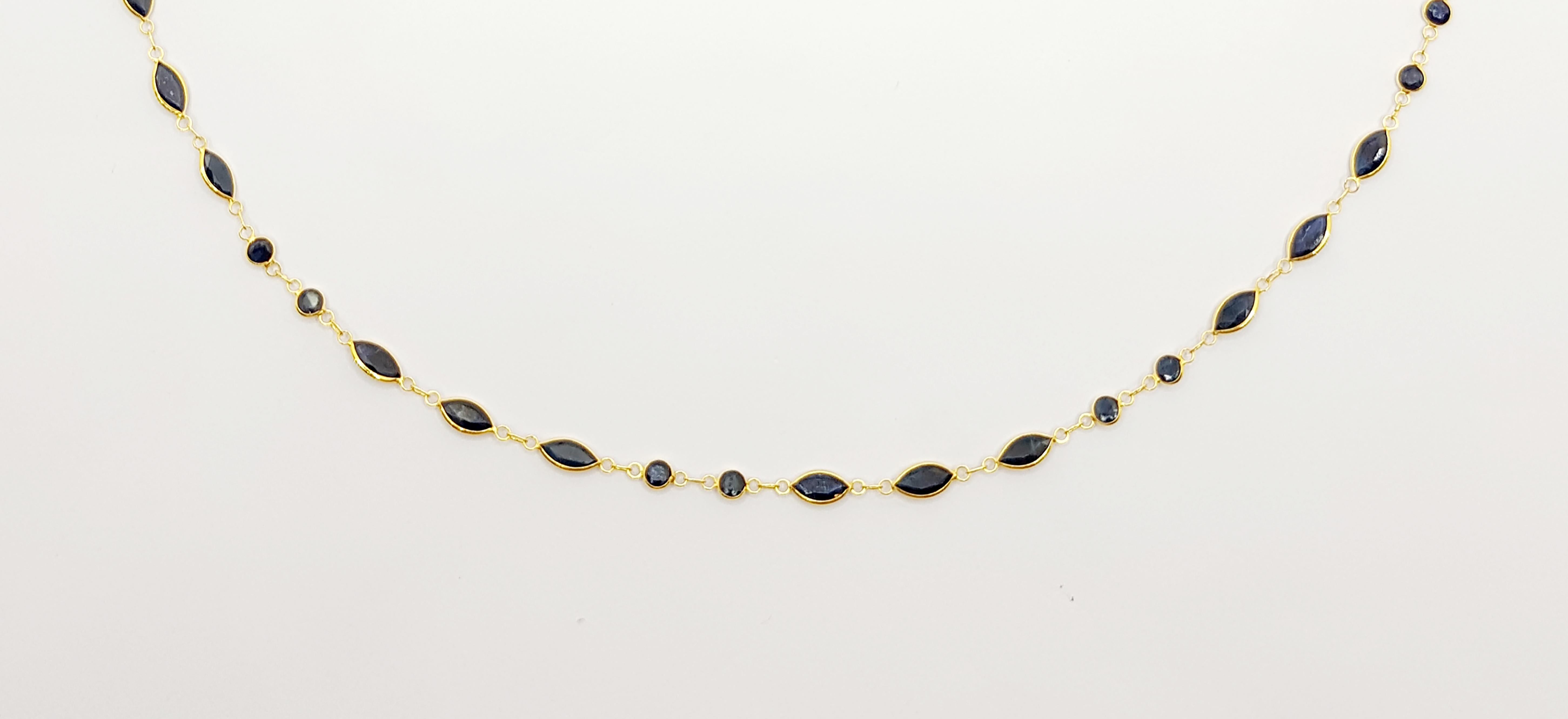 Taille mixte Collier de saphirs bleus serti dans des montures en or 18 carats en vente