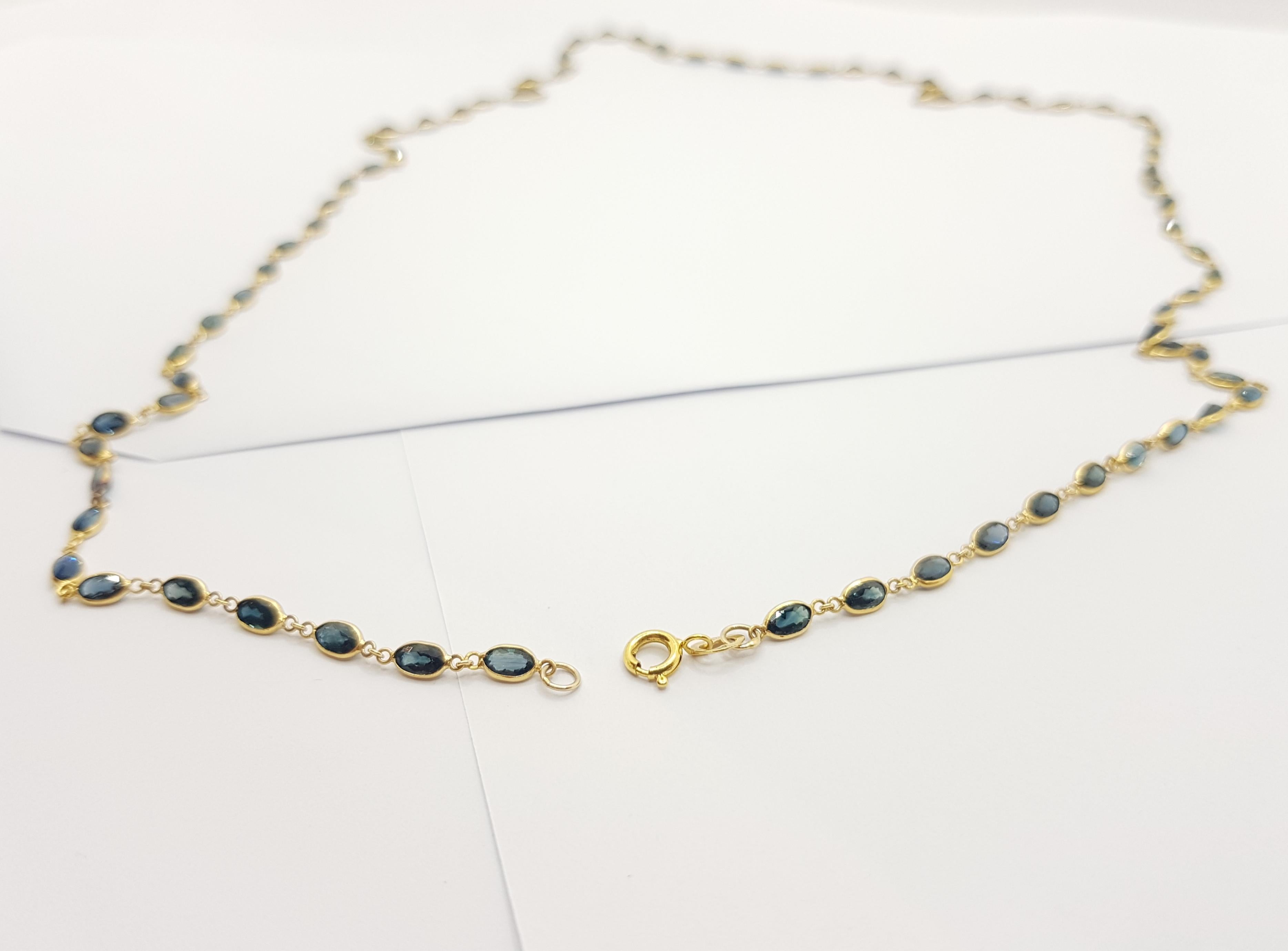 Blue Sapphire Necklace Set in 18 Karat Gold Settings For Sale 1