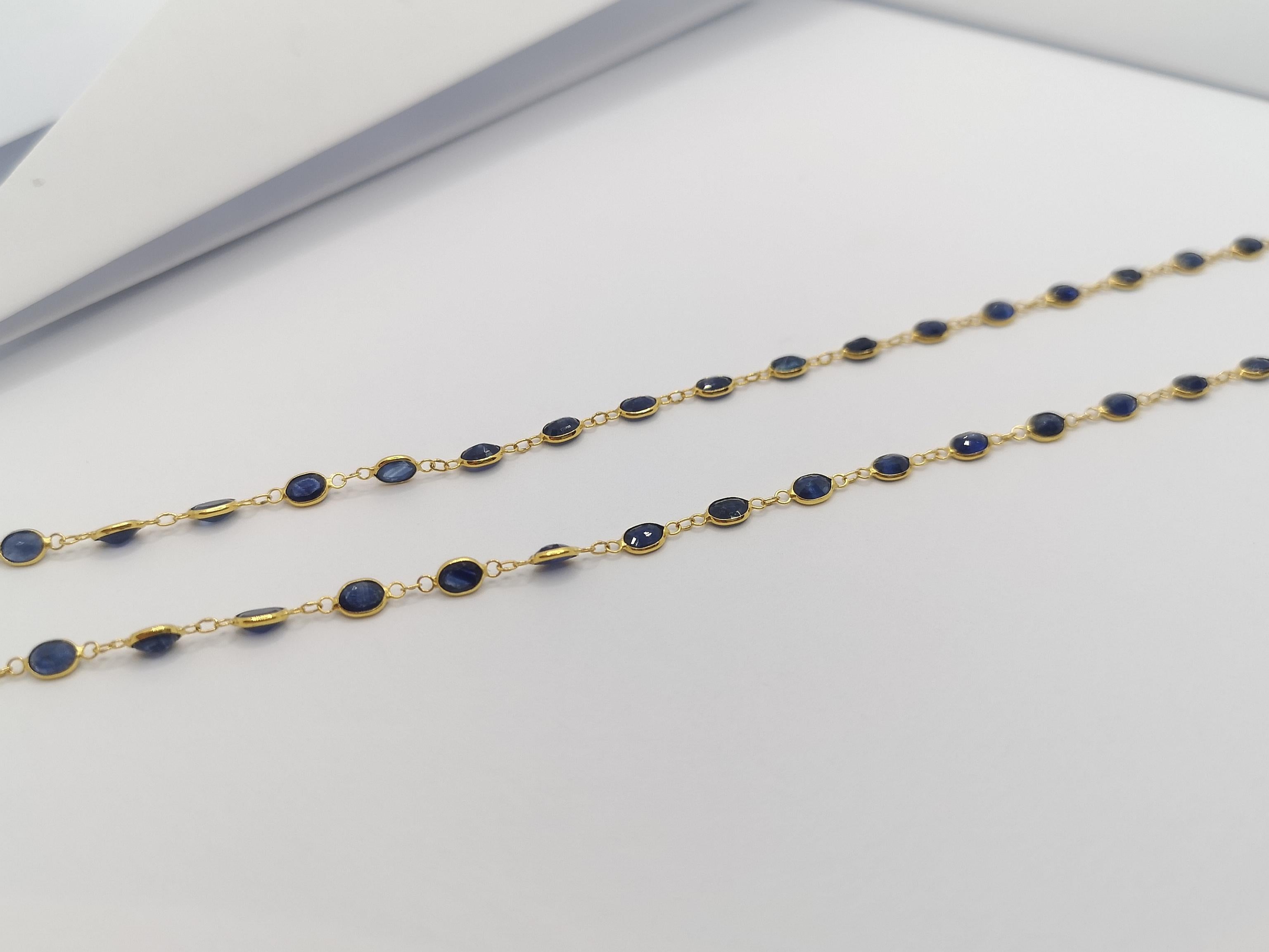 Women's Blue Sapphire Necklace Set in 18 Karat Gold Settings For Sale