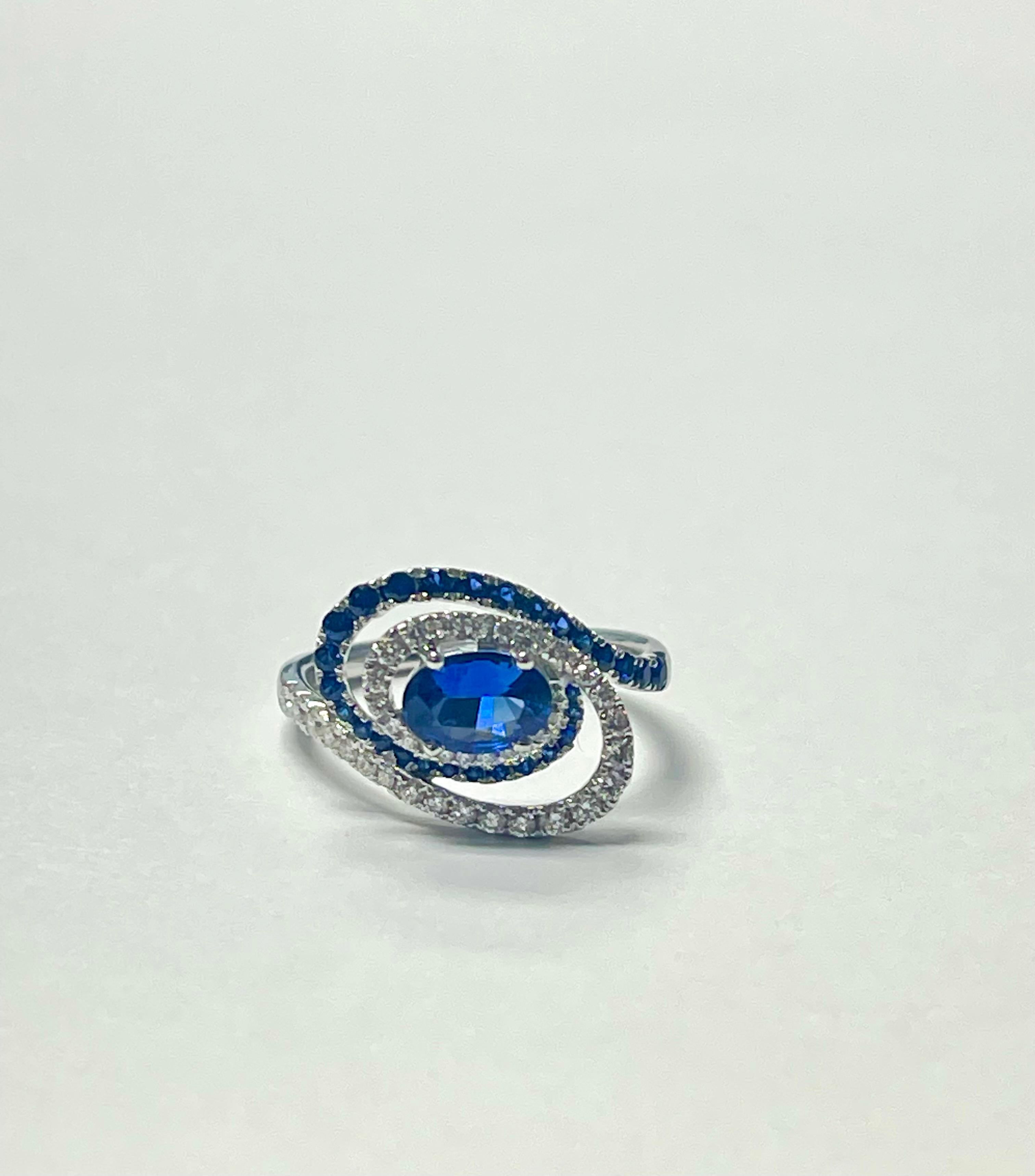 Bague de fiançailles ovale en or blanc 18 carats avec saphir bleu et diamants. Neuf - En vente à New York, NY
