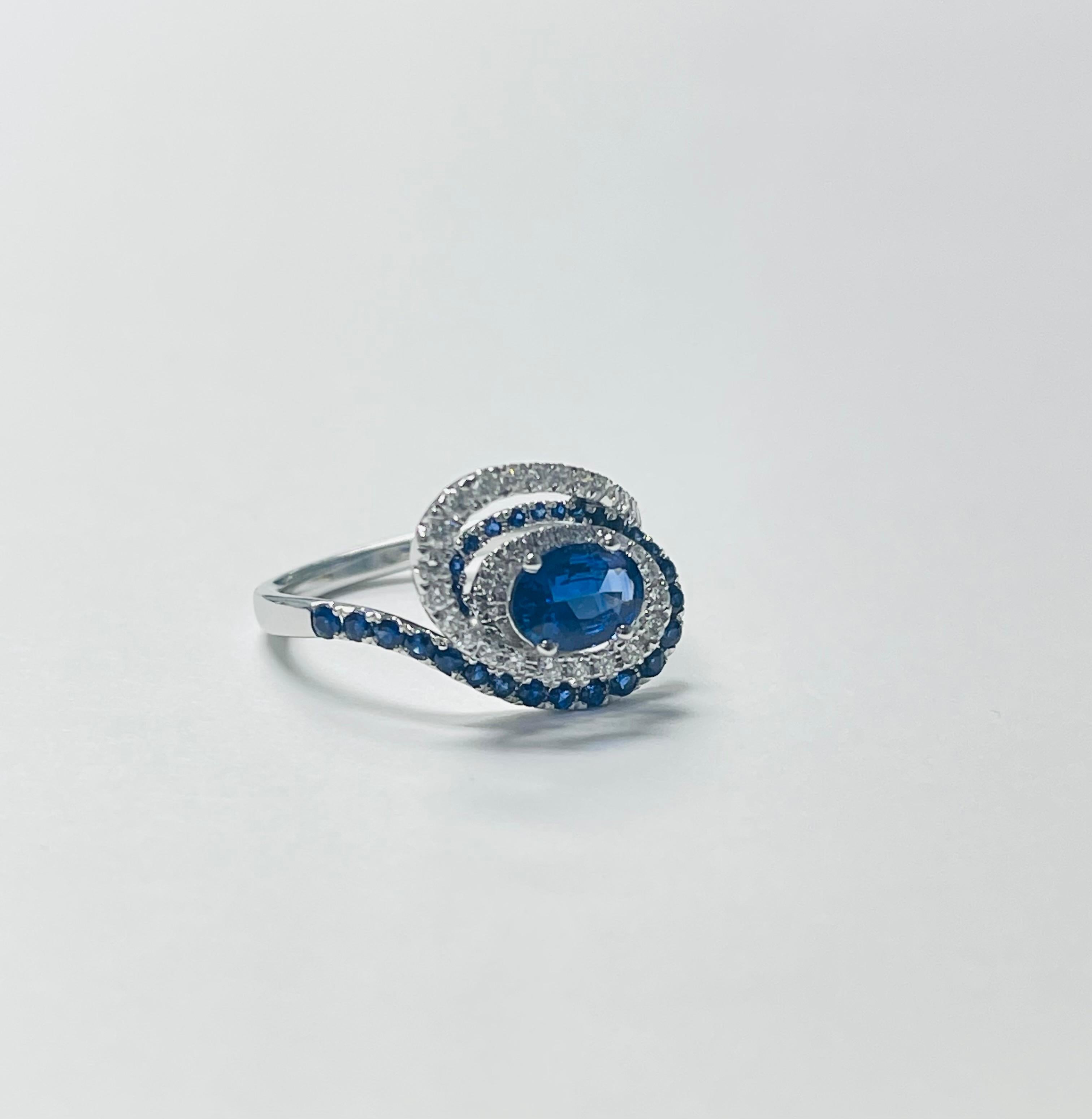 Bague de fiançailles ovale en or blanc 18 carats avec saphir bleu et diamants. Pour femmes en vente