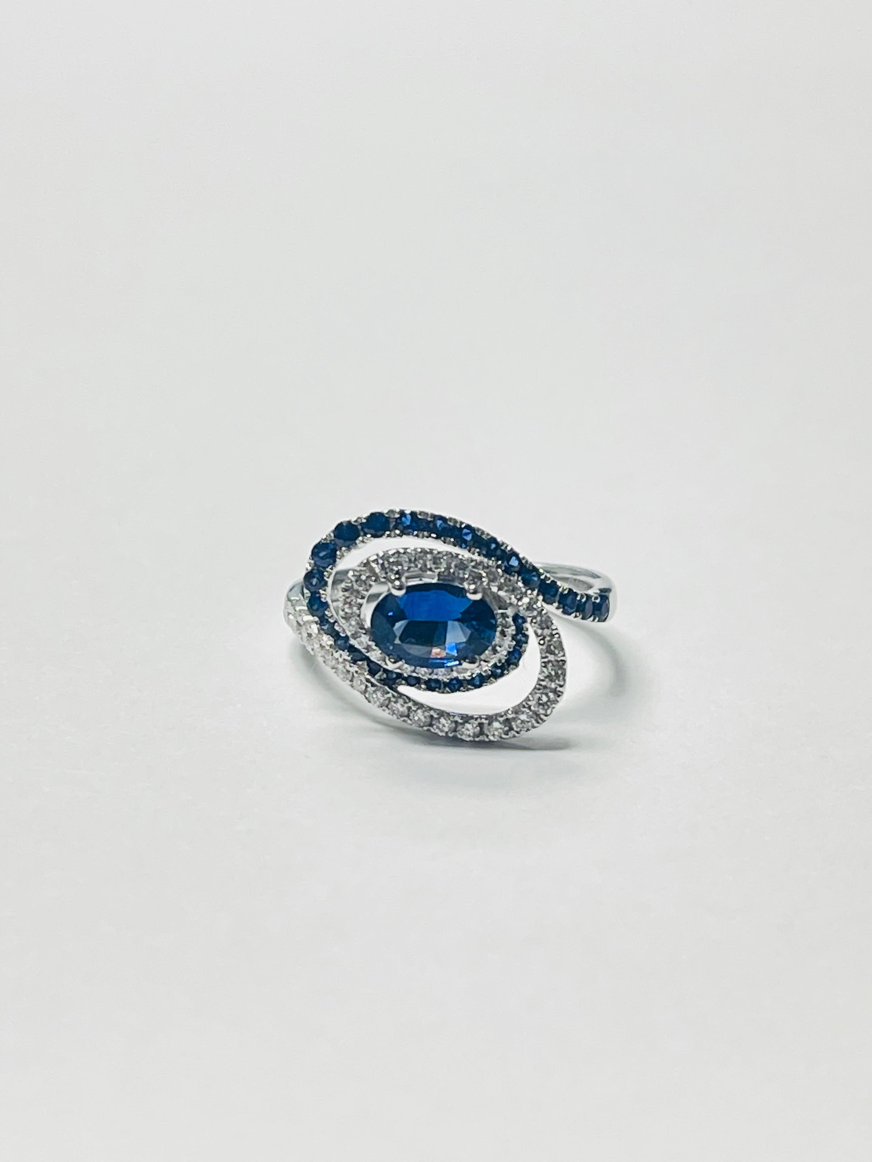 Bague de fiançailles ovale en or blanc 18 carats avec saphir bleu et diamants. en vente 2