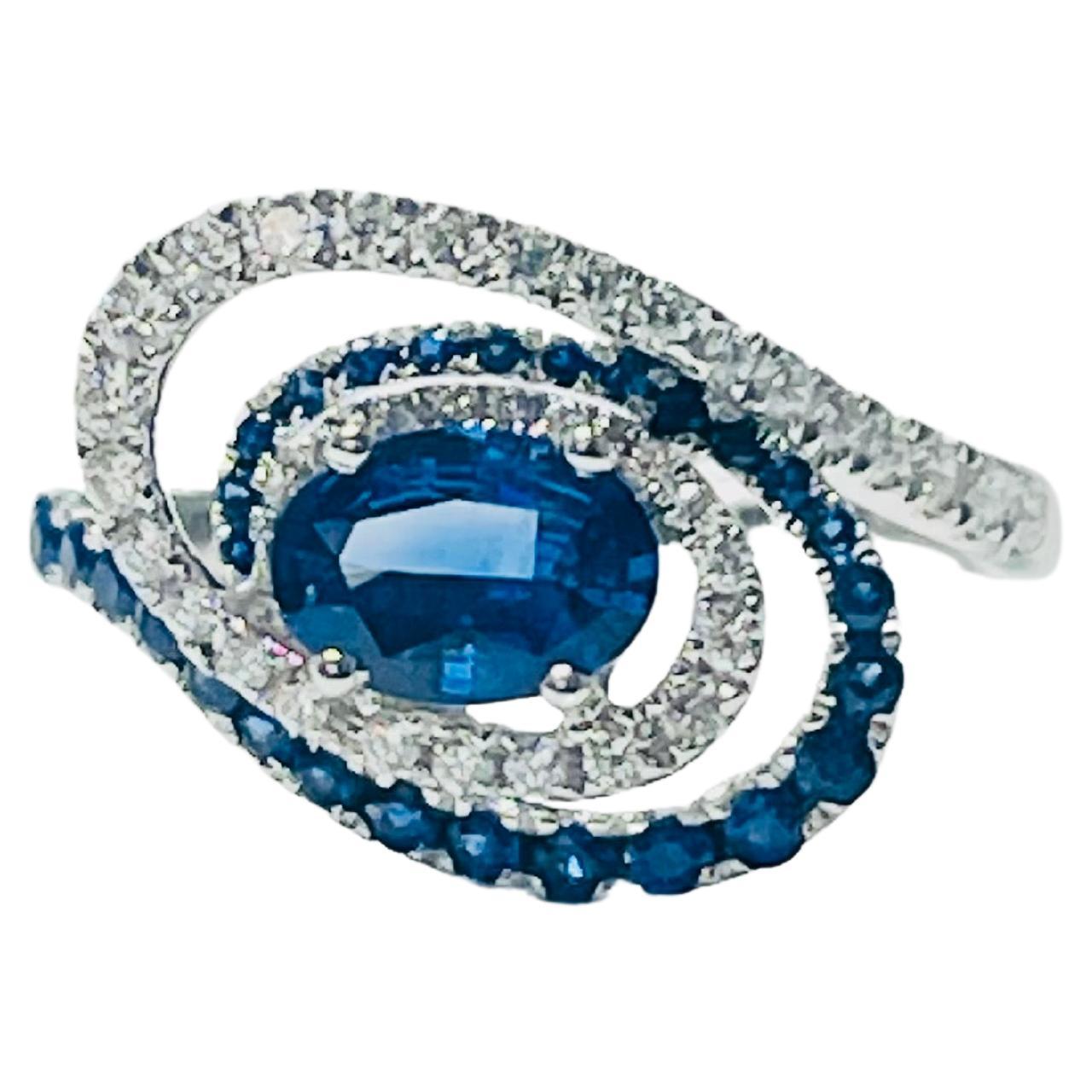 Bague de fiançailles ovale en or blanc 18 carats avec saphir bleu et diamants.
