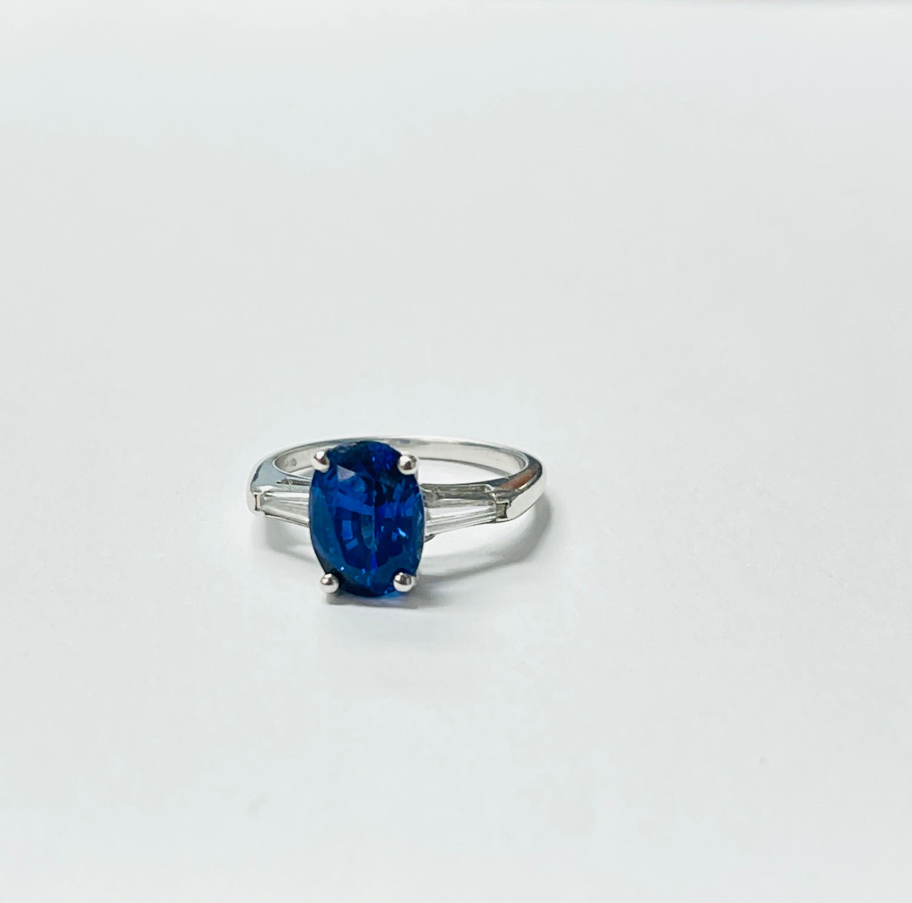 Contemporary Blue Sapphire Oval and Diamond Engagement Ring in Platinum, GIA Certified. For Sale