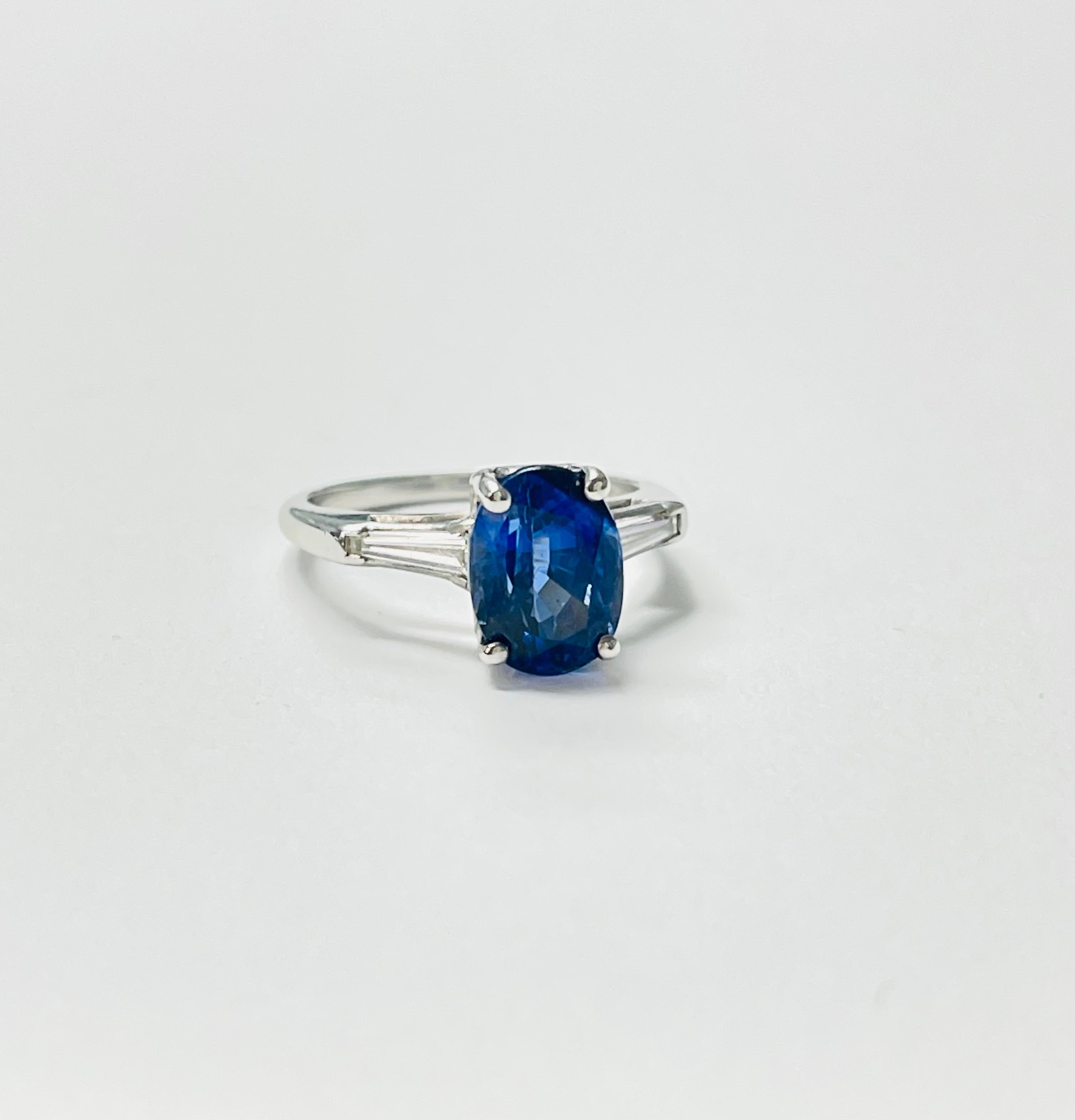 Verlobungsring aus Platin mit blauem Saphir in Oval und Diamant, GIA-zertifiziert. (Ovalschliff) im Angebot