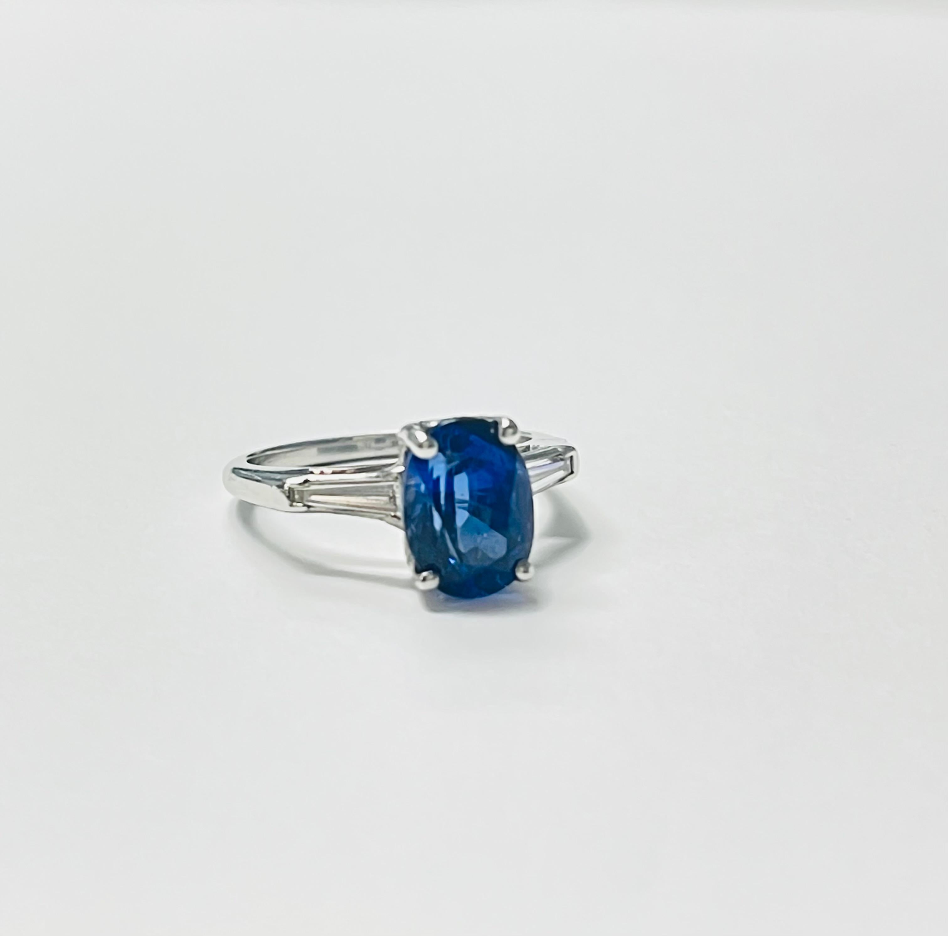 Bague de fiançailles en platine, saphir bleu ovale et diamant certifié GIA Unisexe en vente