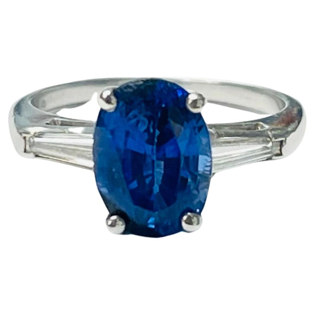 Anillo de compromiso de zafiro azul ovalado y diamante en platino, certificado por el GIA.