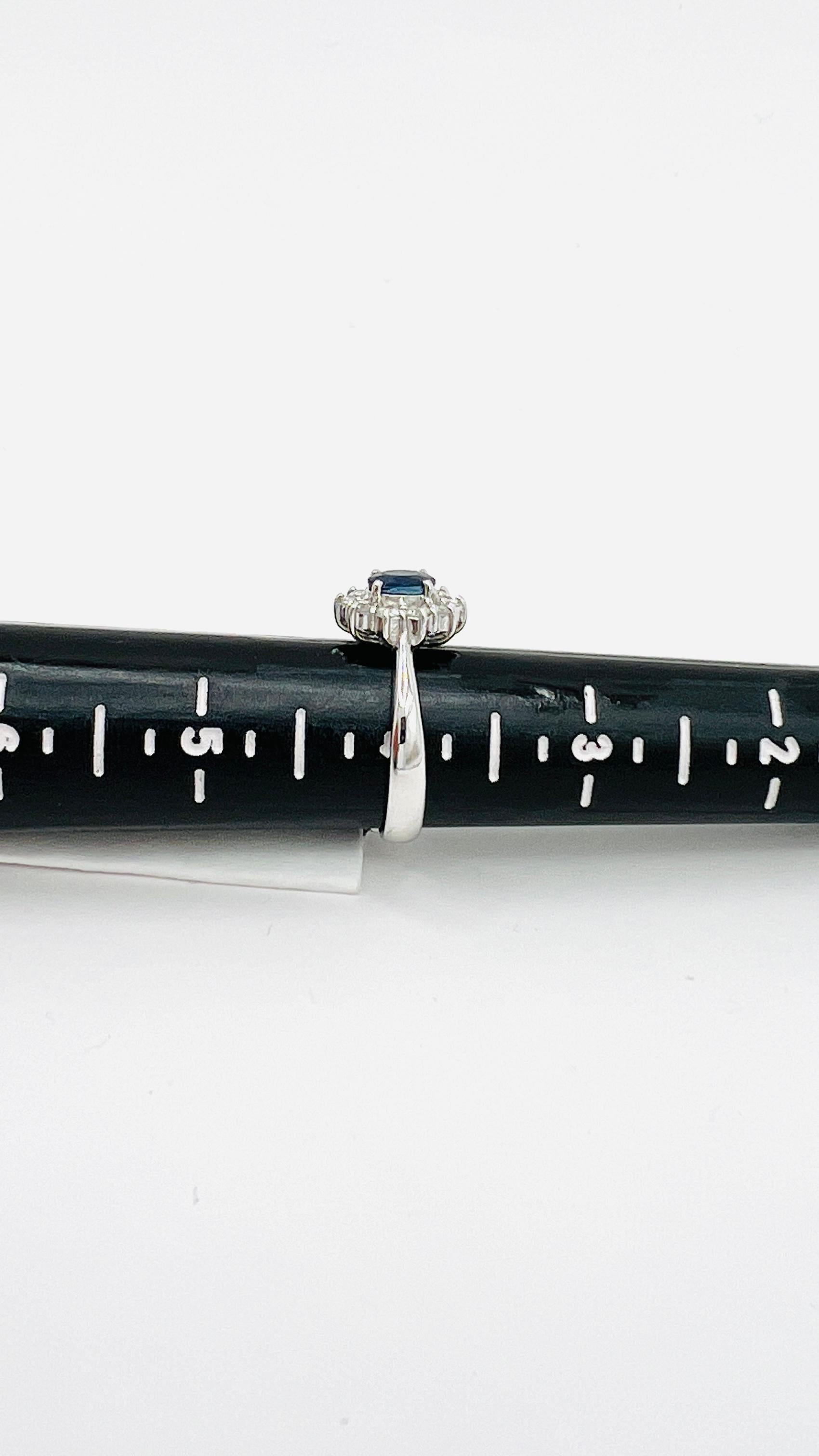 Ovaler und weißer Diamant-Cluster-Ring aus Platin mit blauem Saphir im Angebot 5