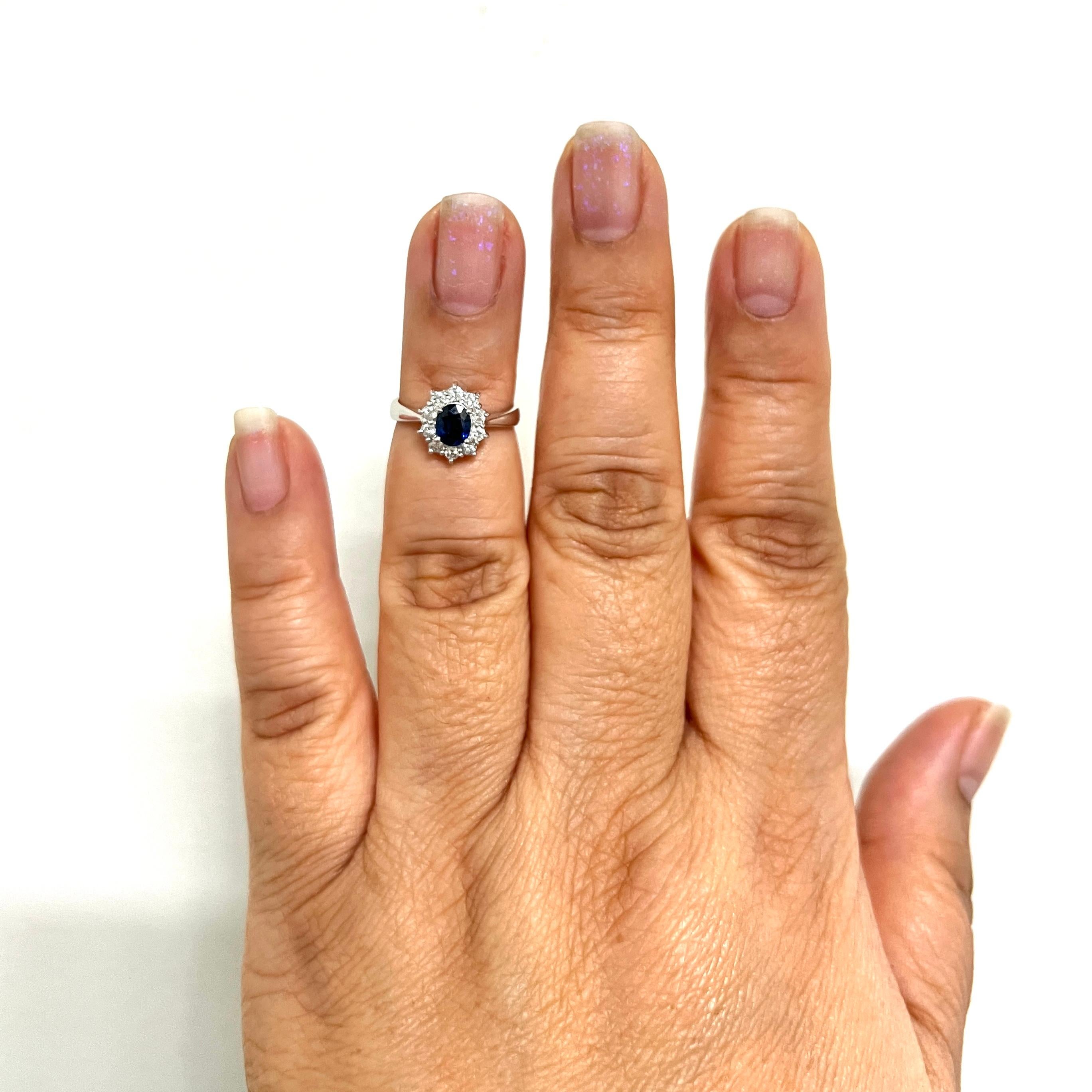 Magnifique saphir bleu ovale de 0,59 ct. et diamants blancs ronds de 0,27 ct.  Fait à la main en platine.  Bague de taille 4.