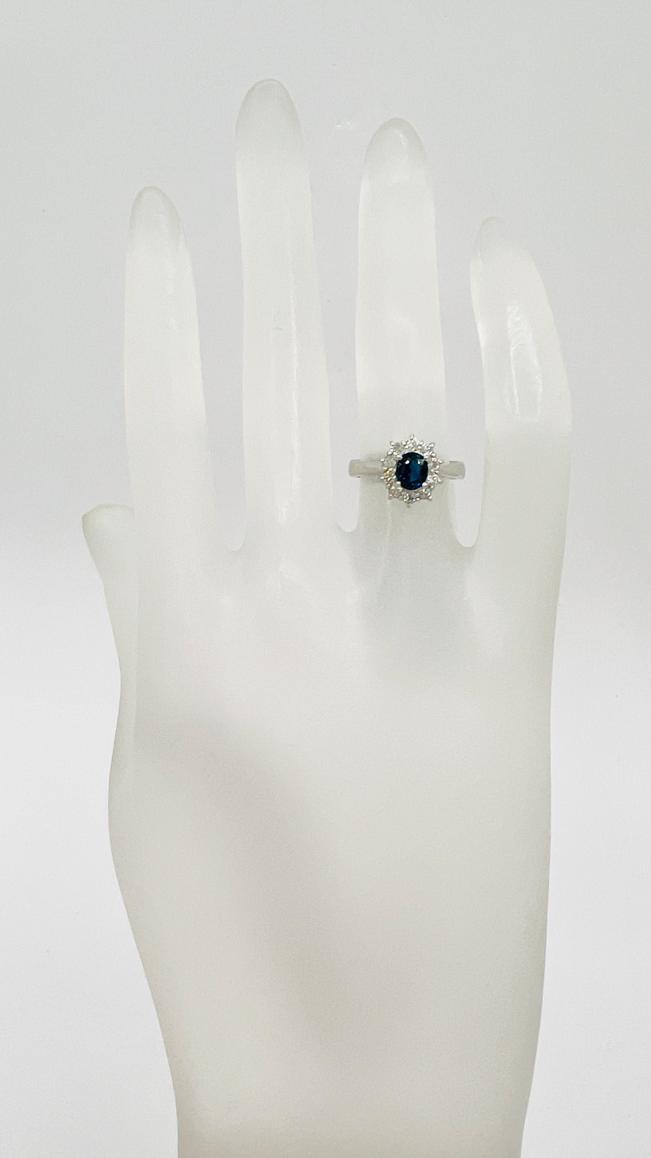 Ovaler und weißer Diamant-Cluster-Ring aus Platin mit blauem Saphir (Ovalschliff) im Angebot