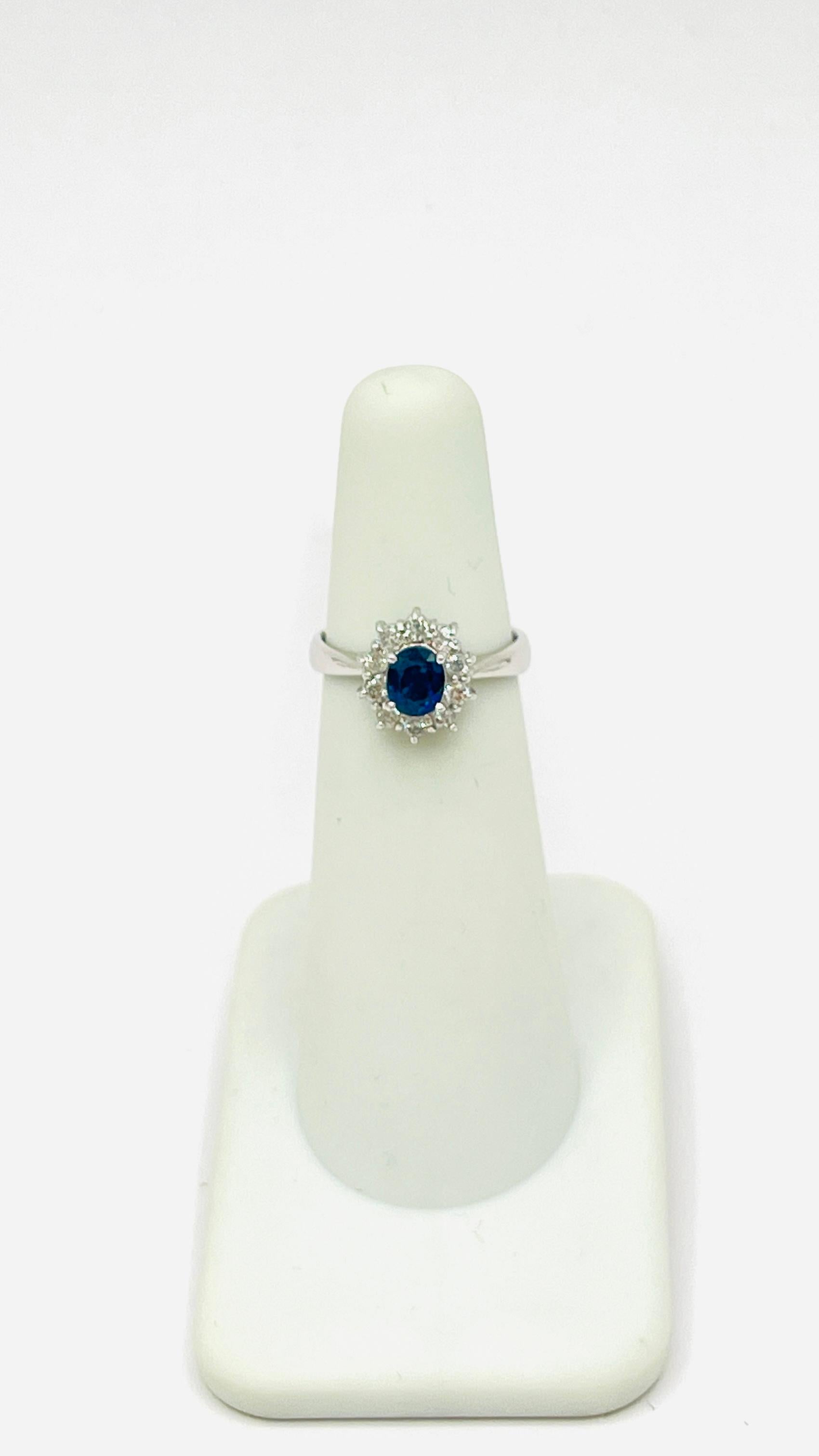 Bague grappe de saphirs bleus ovales et de diamants blancs en platine Neuf - En vente à Los Angeles, CA