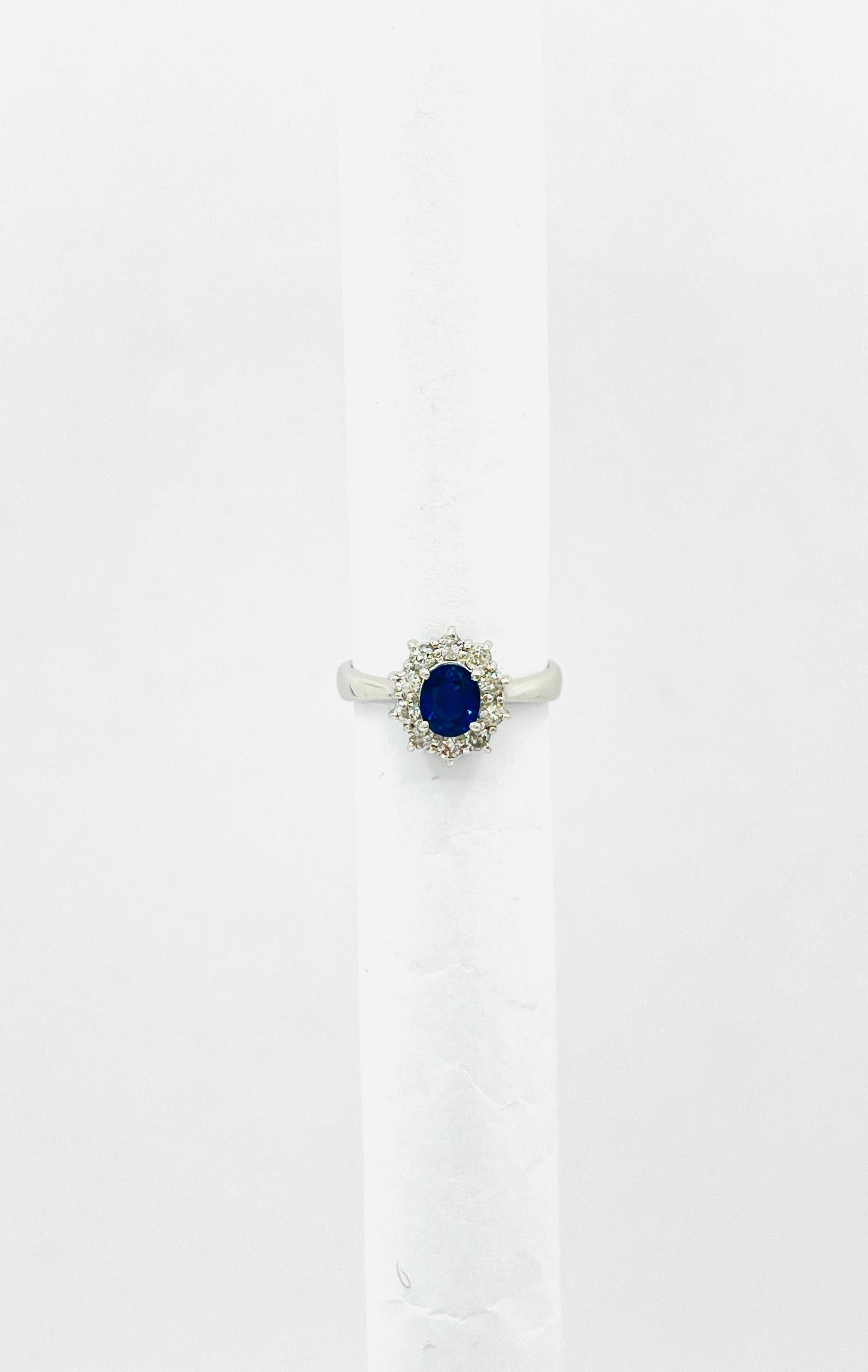 Ovaler und weißer Diamant-Cluster-Ring aus Platin mit blauem Saphir für Damen oder Herren im Angebot