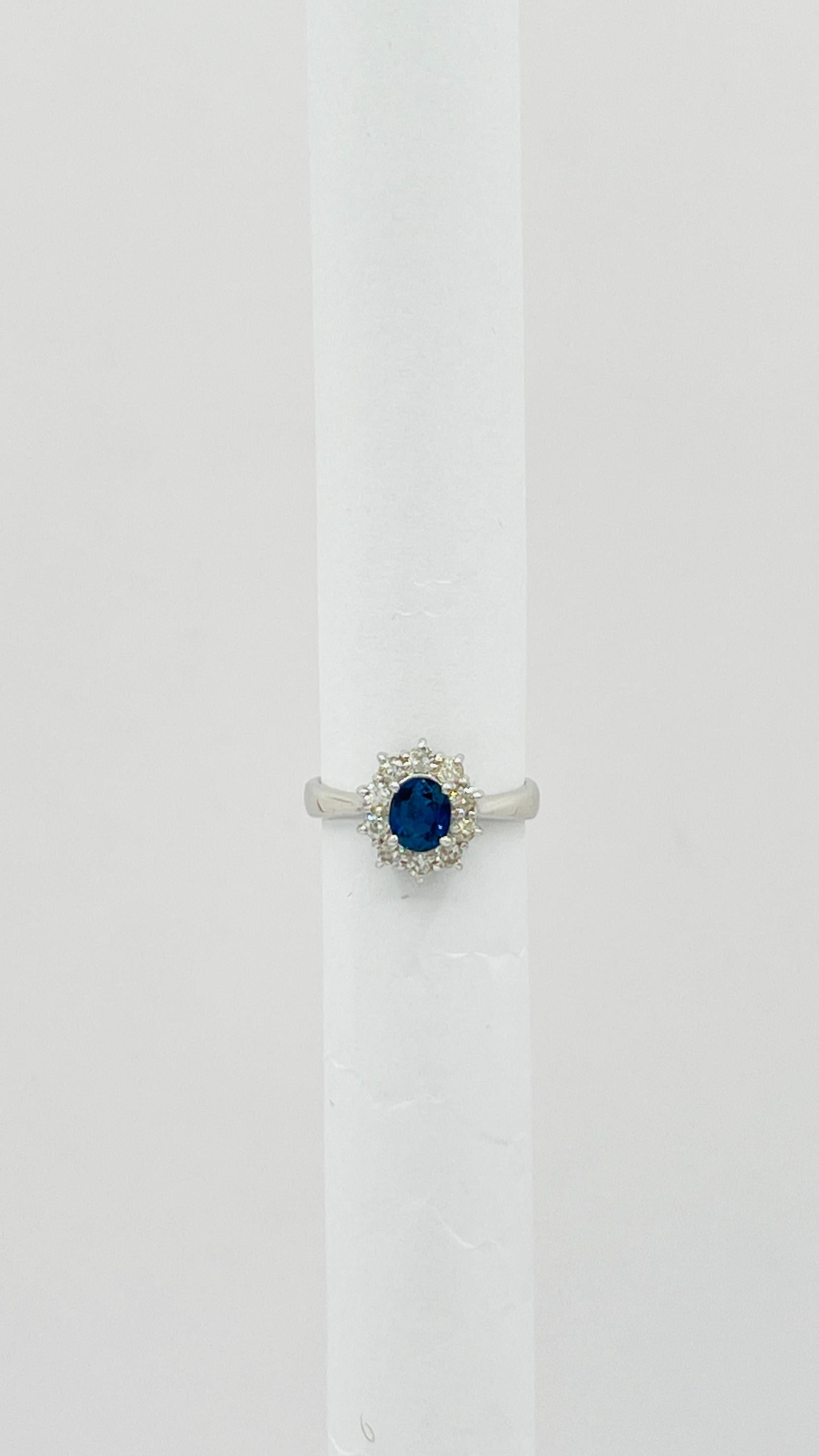 Ovaler und weißer Diamant-Cluster-Ring aus Platin mit blauem Saphir im Angebot 1