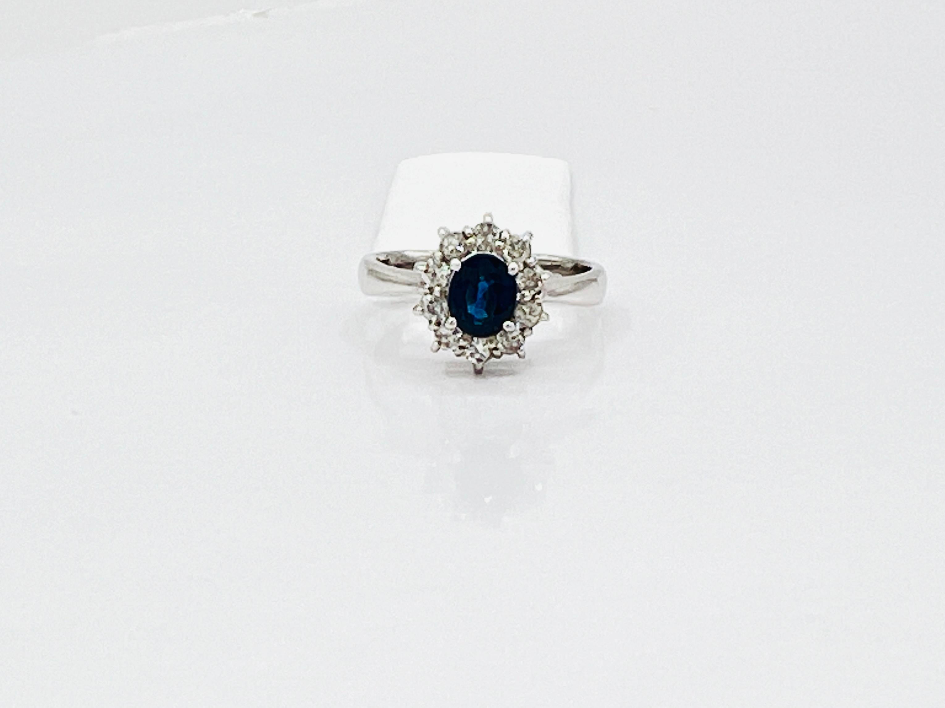 Ovaler und weißer Diamant-Cluster-Ring aus Platin mit blauem Saphir im Angebot 2