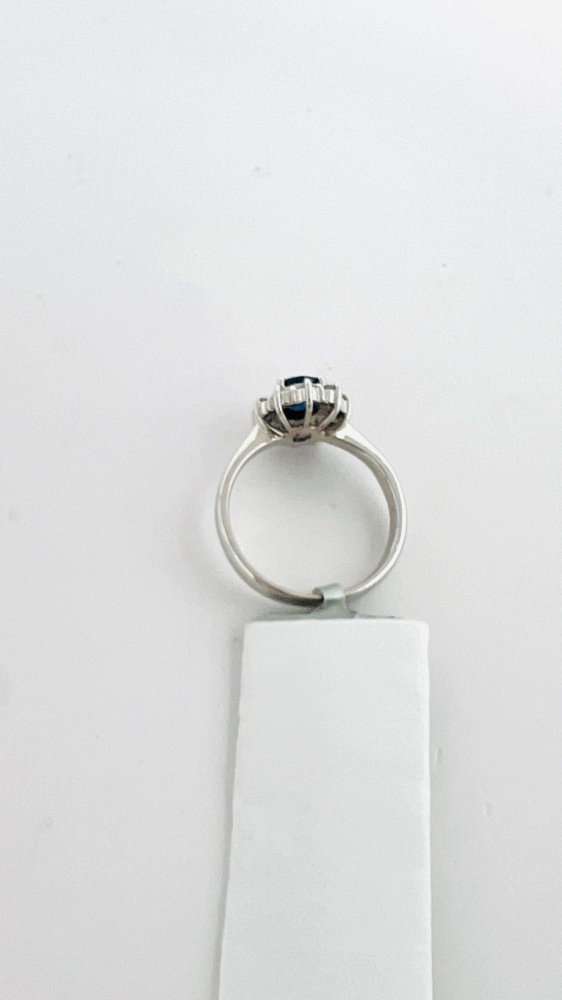 Ovaler und weißer Diamant-Cluster-Ring aus Platin mit blauem Saphir im Angebot 3