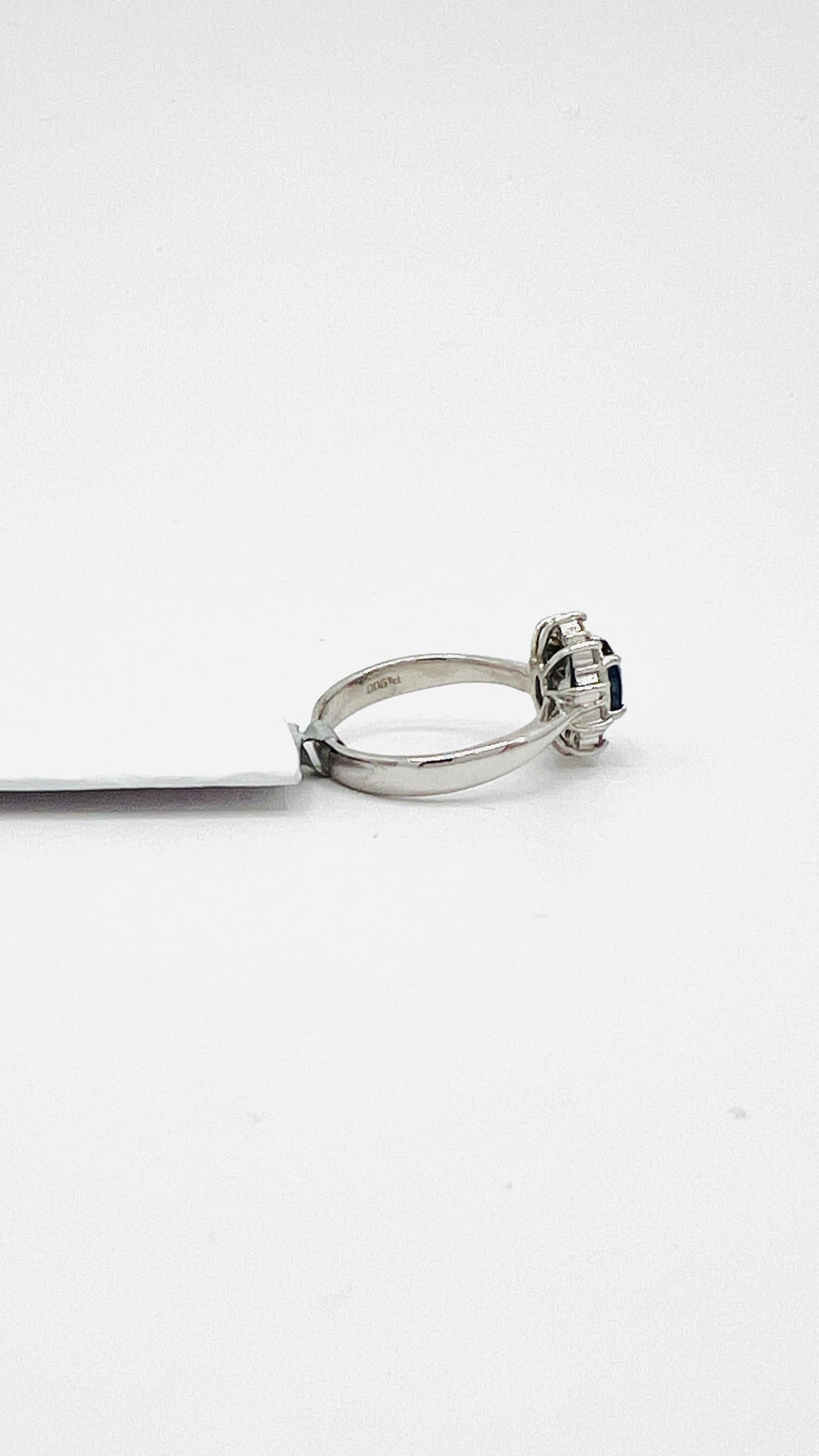Ovaler und weißer Diamant-Cluster-Ring aus Platin mit blauem Saphir im Angebot 4