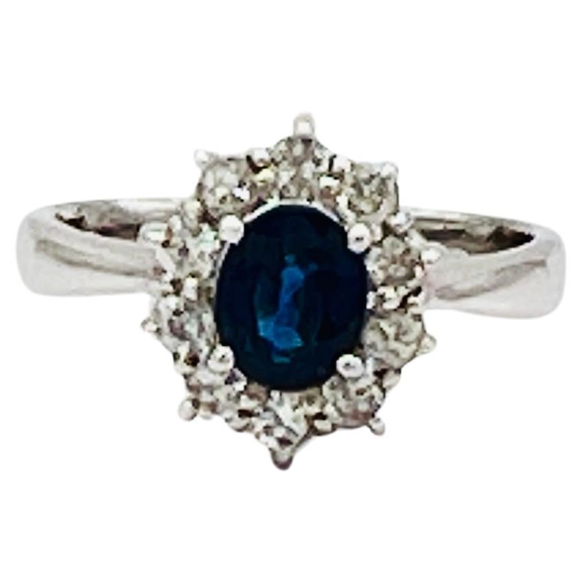 Ovaler und weißer Diamant-Cluster-Ring aus Platin mit blauem Saphir im Angebot