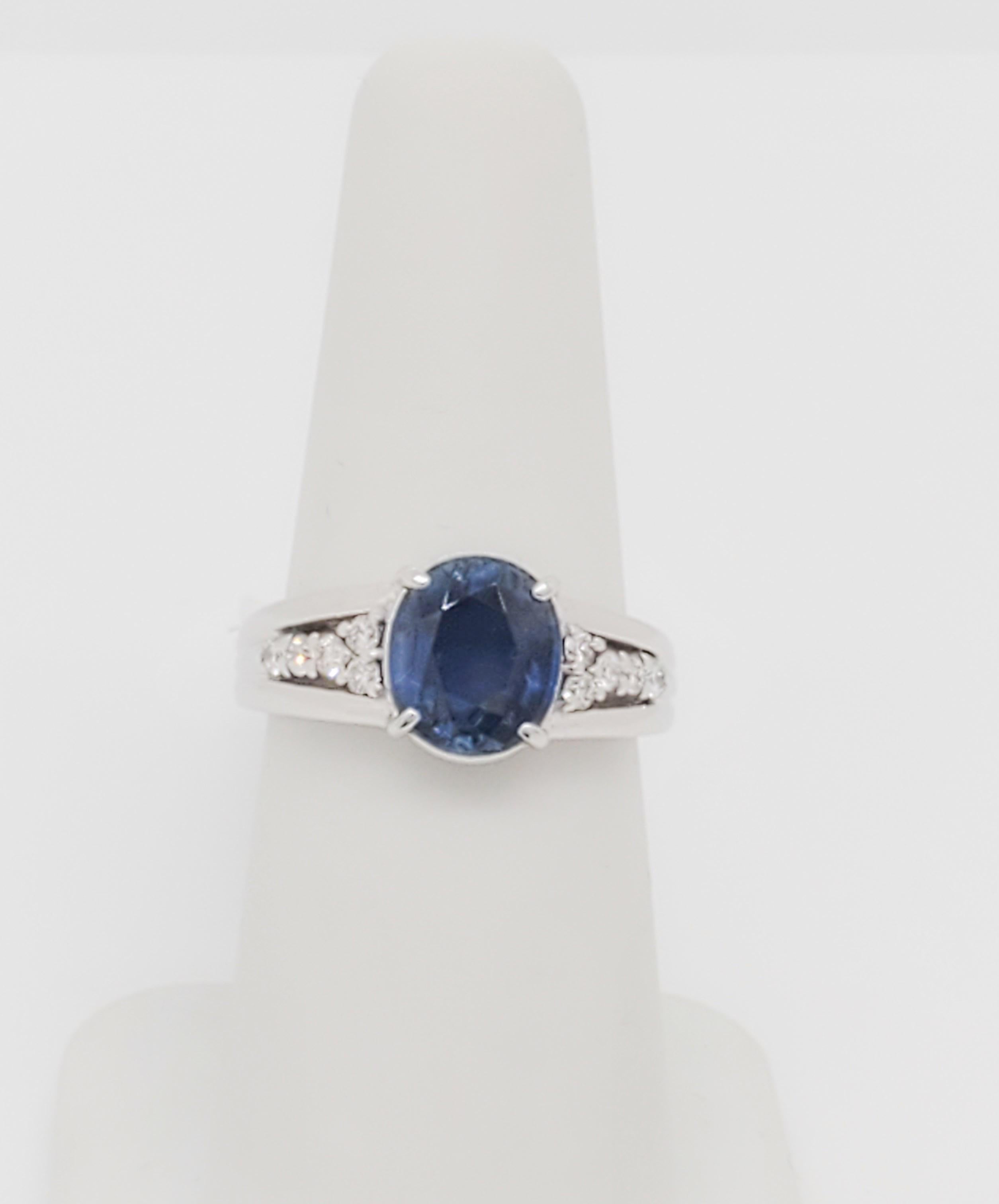 Blue Sapphire Oval and White Diamond Ring in 18k White Gold In New Condition In Los Angeles, CA