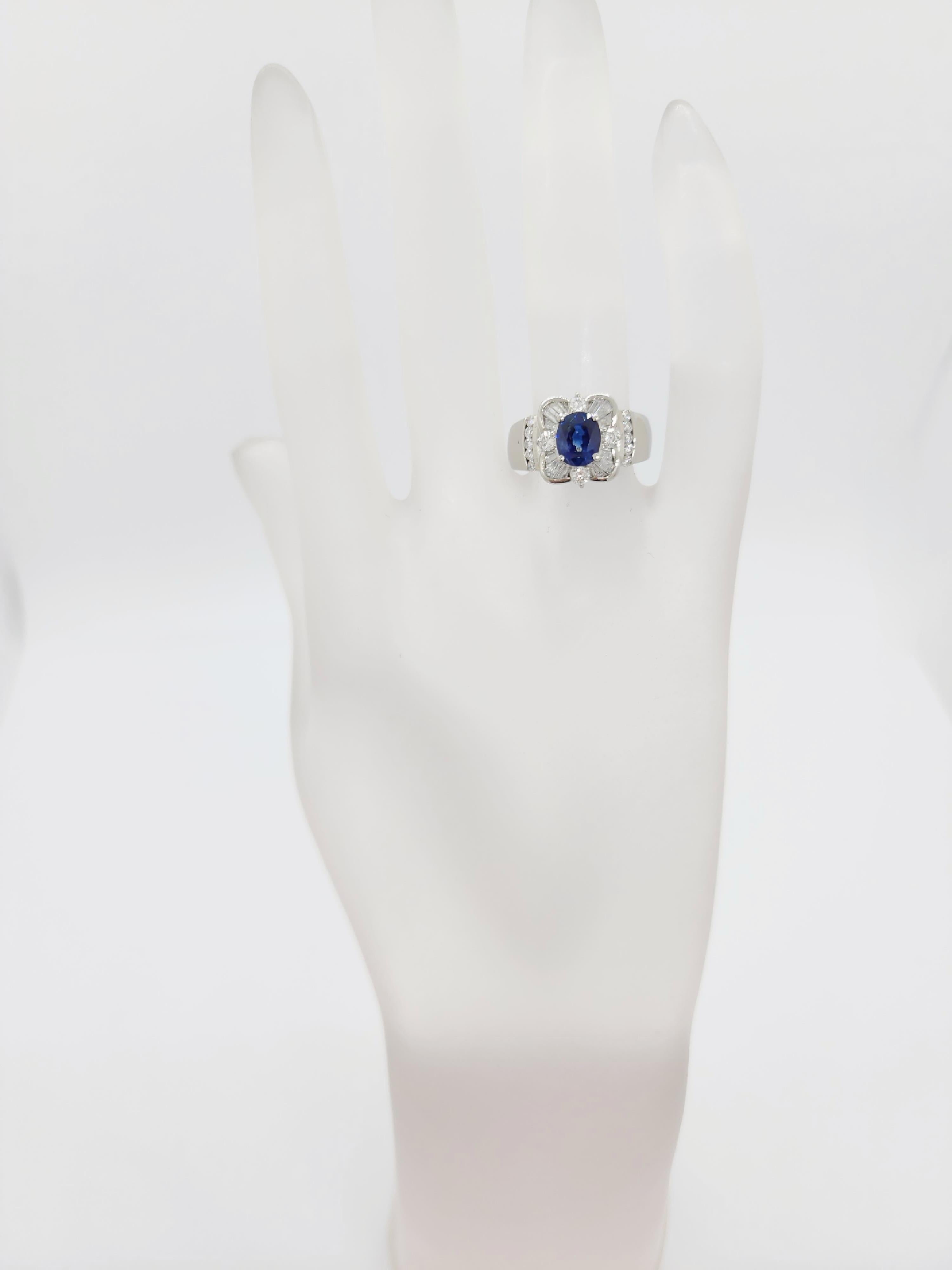 Taille ovale Bague en platine avec saphir bleu ovale et diamant blanc en vente