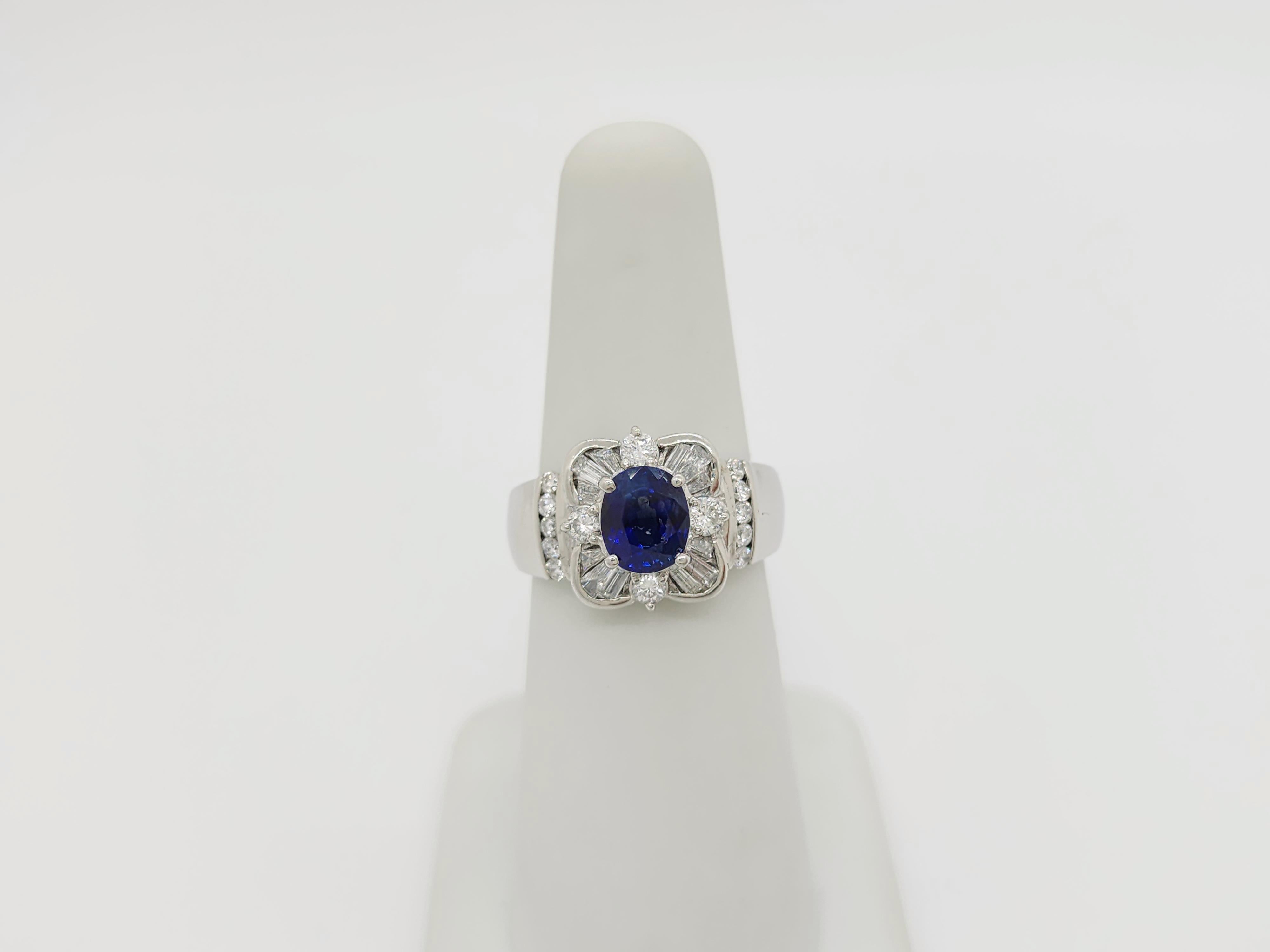 Bague en platine avec saphir bleu ovale et diamant blanc Neuf - En vente à Los Angeles, CA