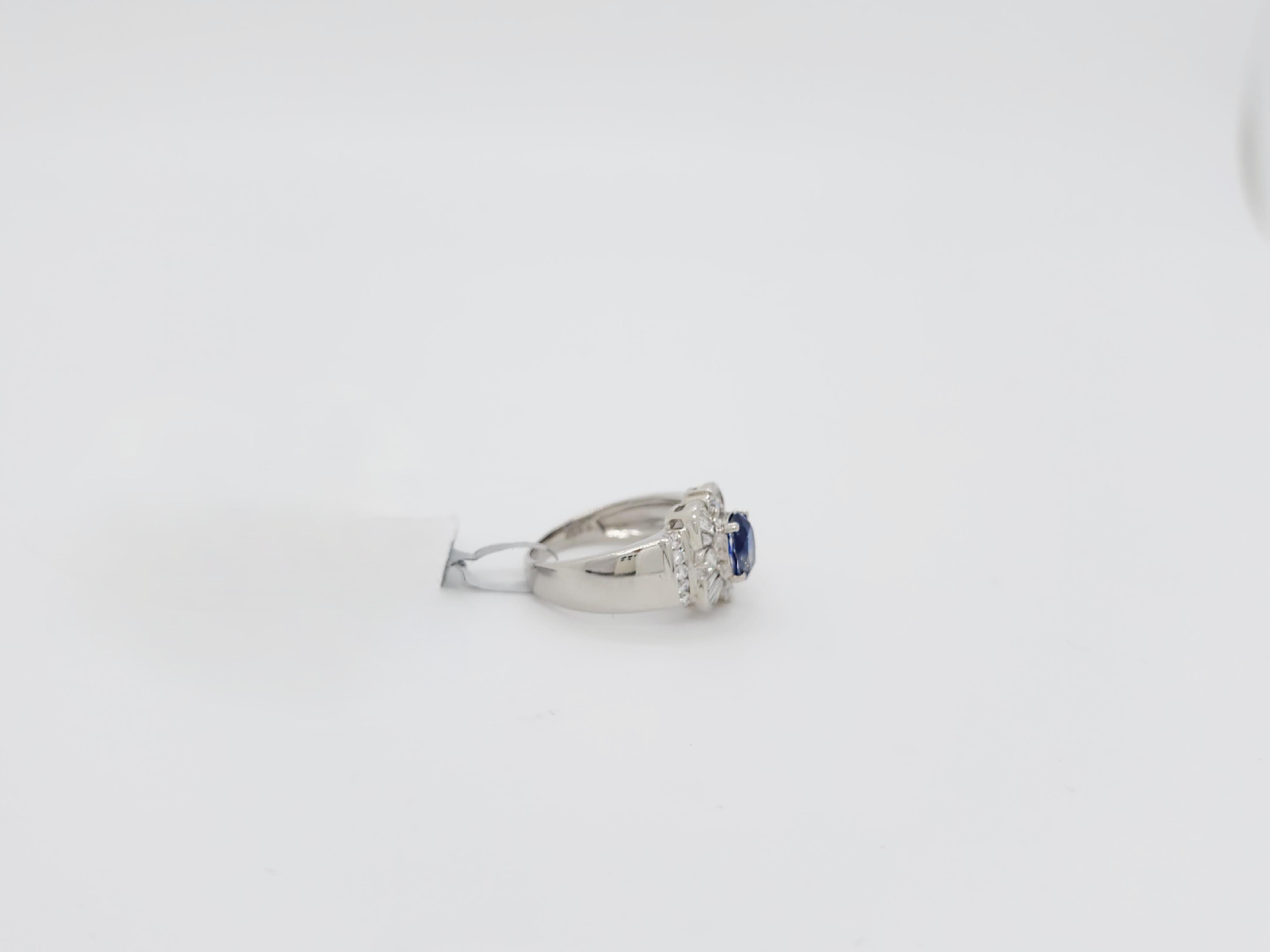 Bague en platine avec saphir bleu ovale et diamant blanc Unisexe en vente