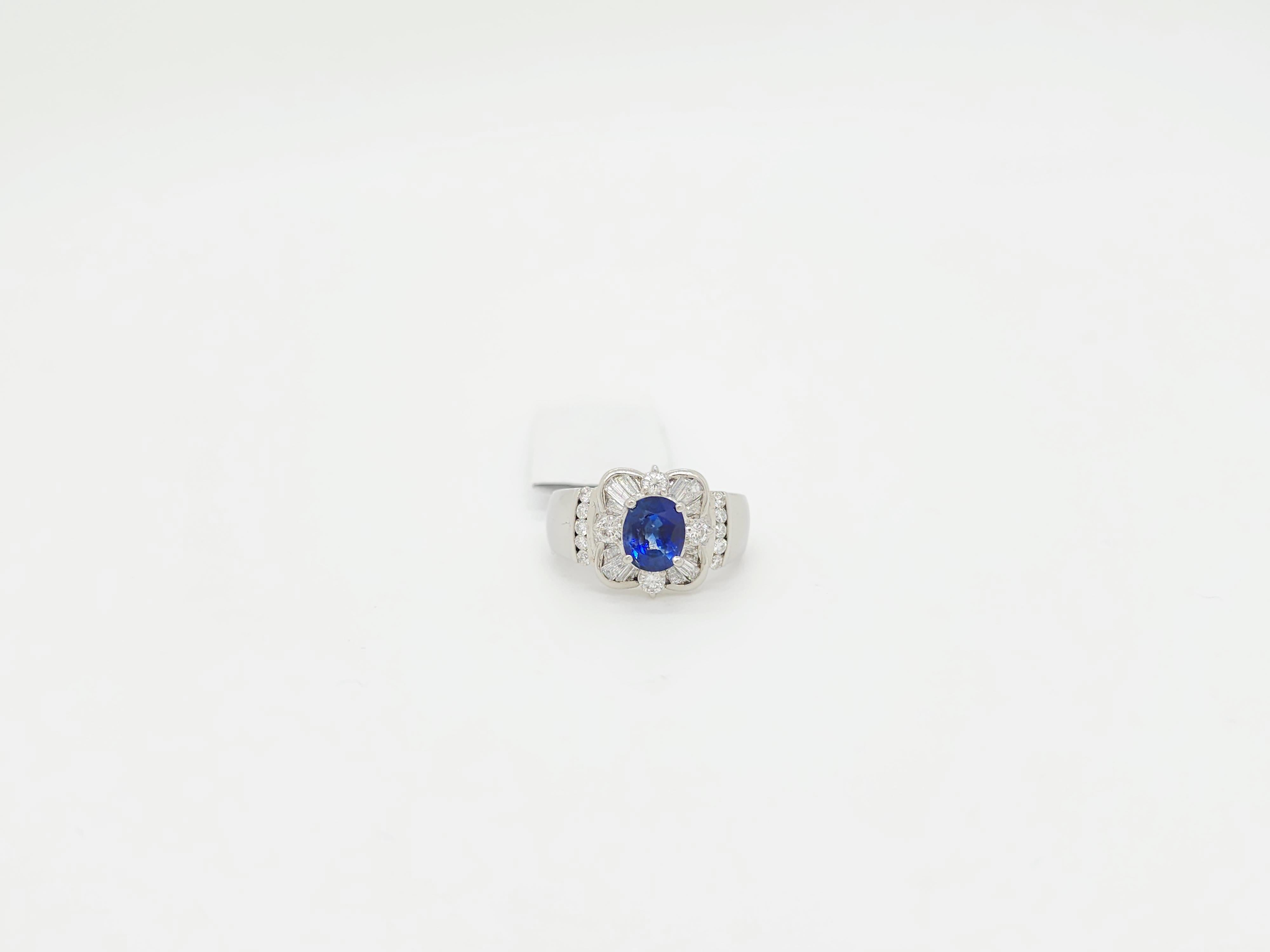 Bague en platine avec saphir bleu ovale et diamant blanc en vente 1