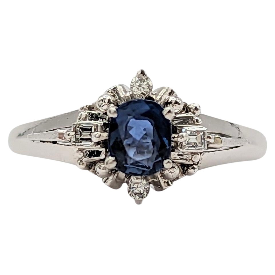 Ovaler und weißer Saphirring aus Platin mit blauem und weißem Diamanten