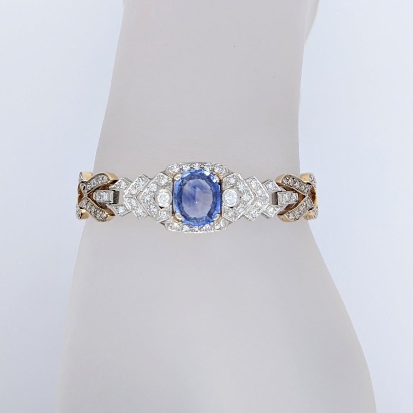 Schönes großes blaues Saphir-Oval mit weißen Diamanten guter Qualität.  Handgefertigt aus 14 Karat Gelb- und Weißgold.  Die Länge beträgt 7