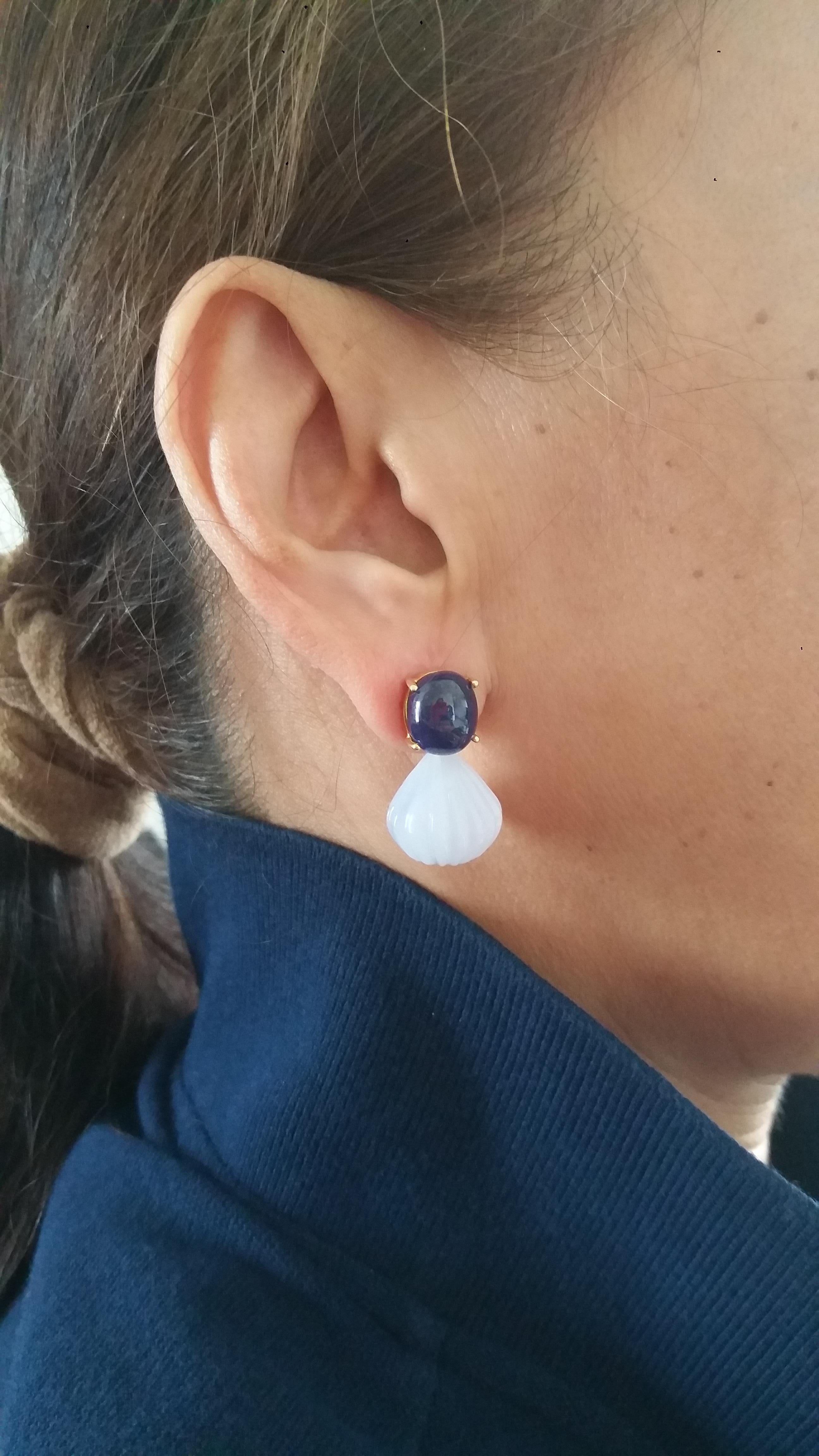 Des gouttes rondes sculptées en or jaune 14 carats avec saphir bleu cabochon ovale et calcédoine en vente 8