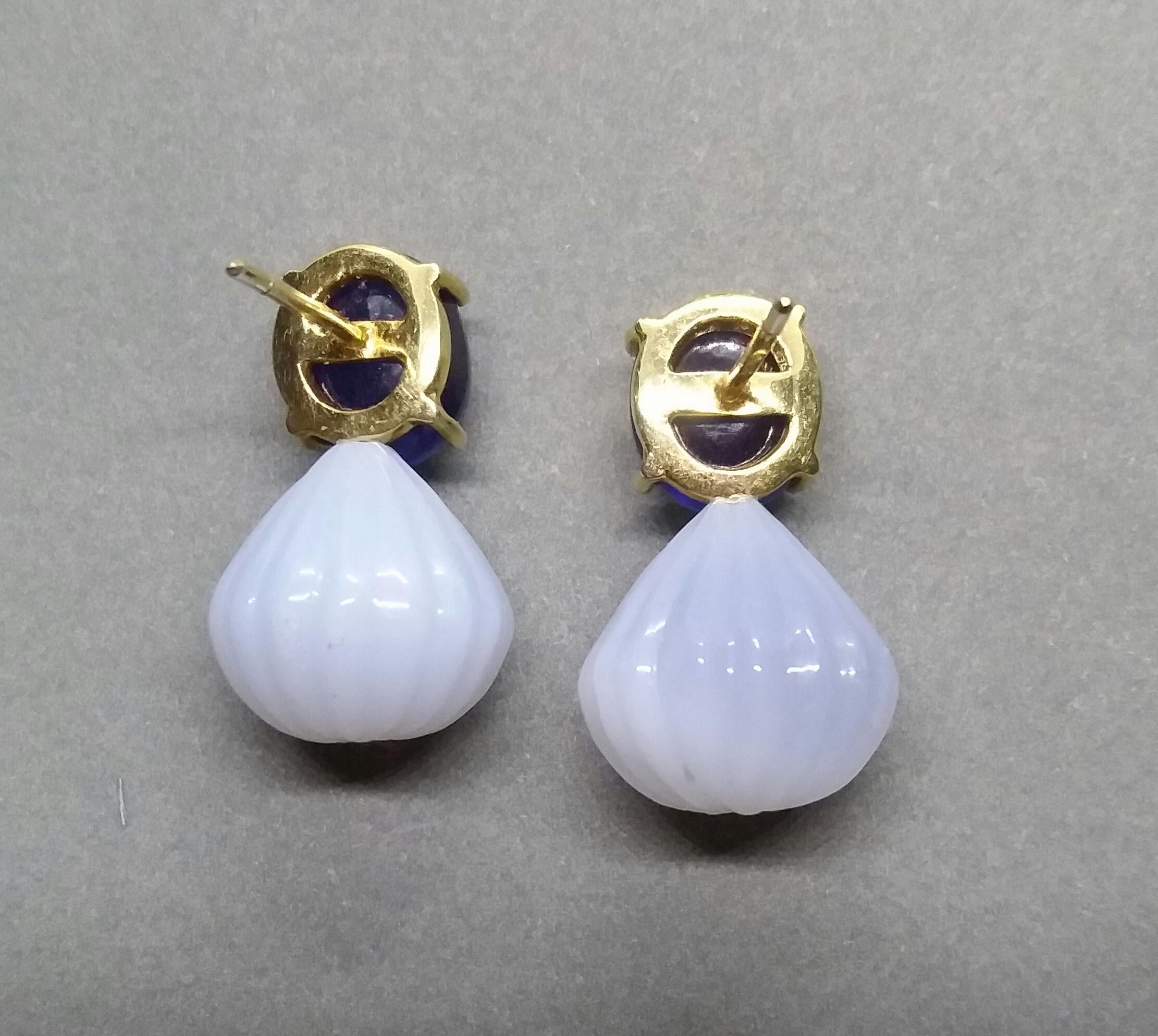Contemporain Des gouttes rondes sculptées en or jaune 14 carats avec saphir bleu cabochon ovale et calcédoine en vente