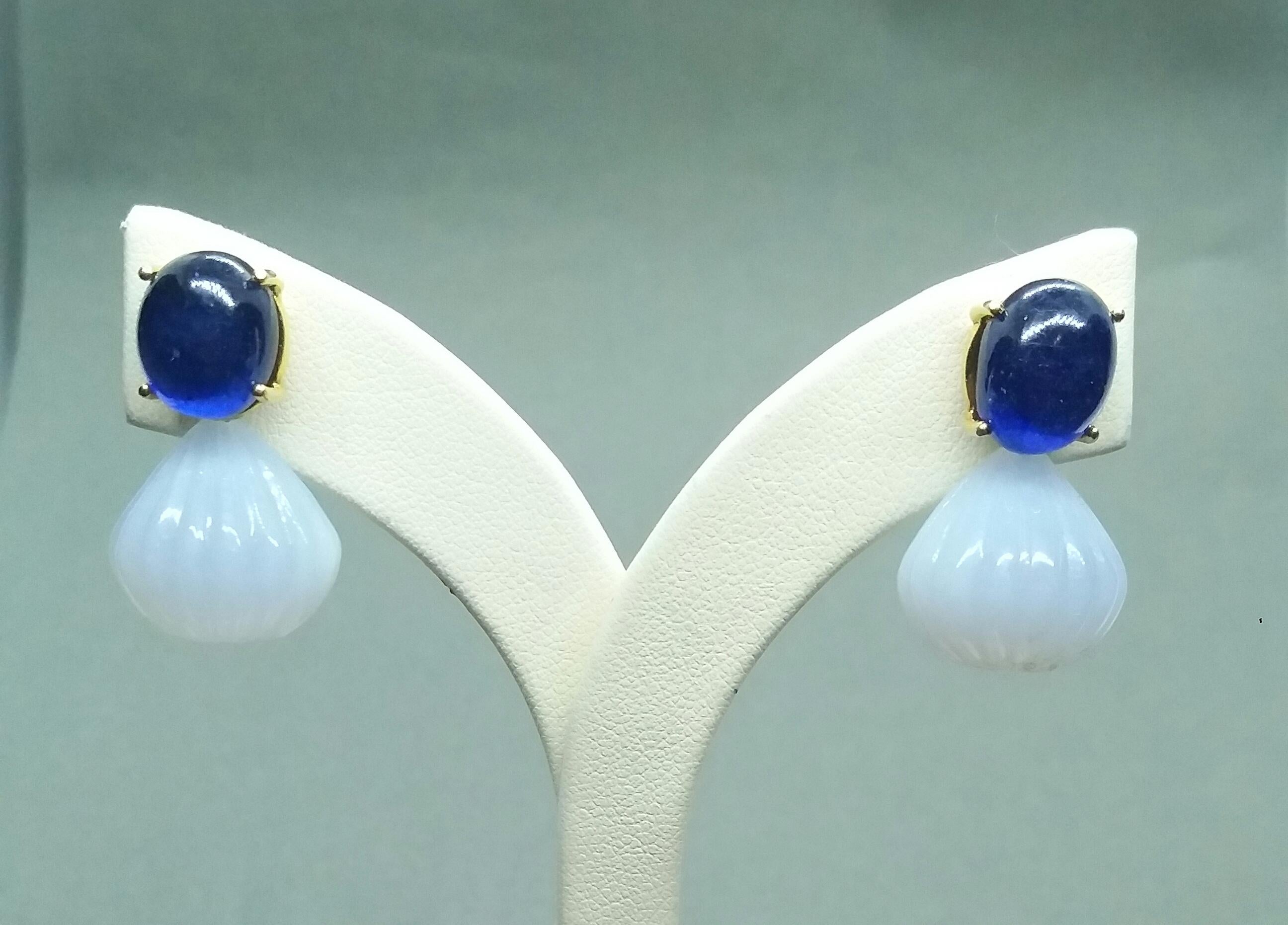 Des gouttes rondes sculptées en or jaune 14 carats avec saphir bleu cabochon ovale et calcédoine en vente 2