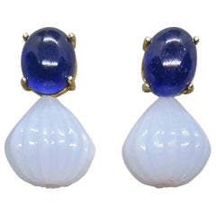 Des gouttes rondes sculptées en or jaune 14 carats avec saphir bleu cabochon ovale et calcédoine