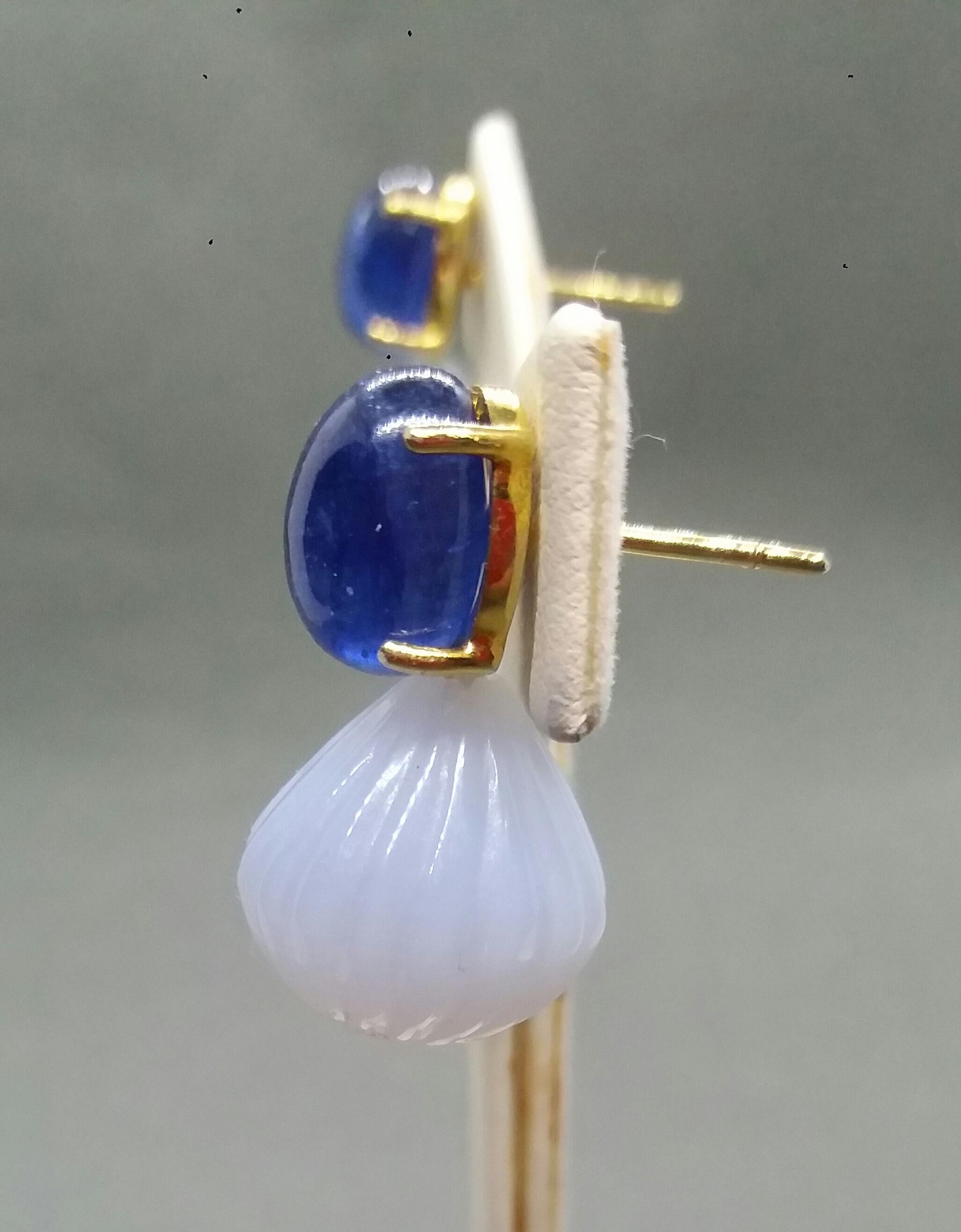 Blue Sapphire Oval Cabochon Chalcedony Carved Round Drops 14 Karat Yellow Gold For Sale 3